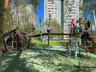 Площадка с подвесным мостом — в сквере по Олонецкому проезду, Москва 🇷🇺
