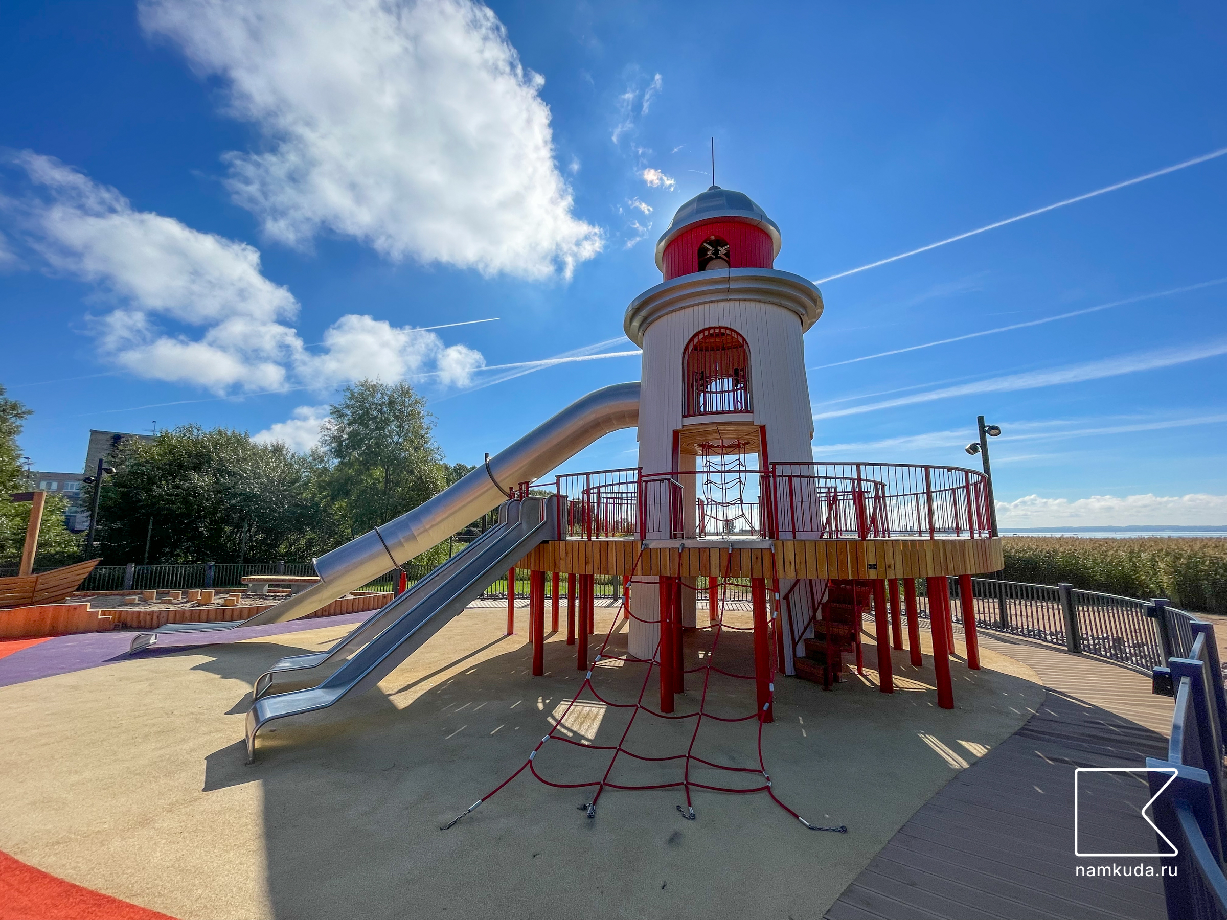 Площадка с маяком — в парке Остров Фортов в Кронштадте 🇷🇺 — Намкуда