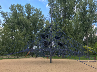 Площадка огромным сеточным комплексом — в парке Кемпы Потоцкой, Варшава, Польша 🇵🇱
