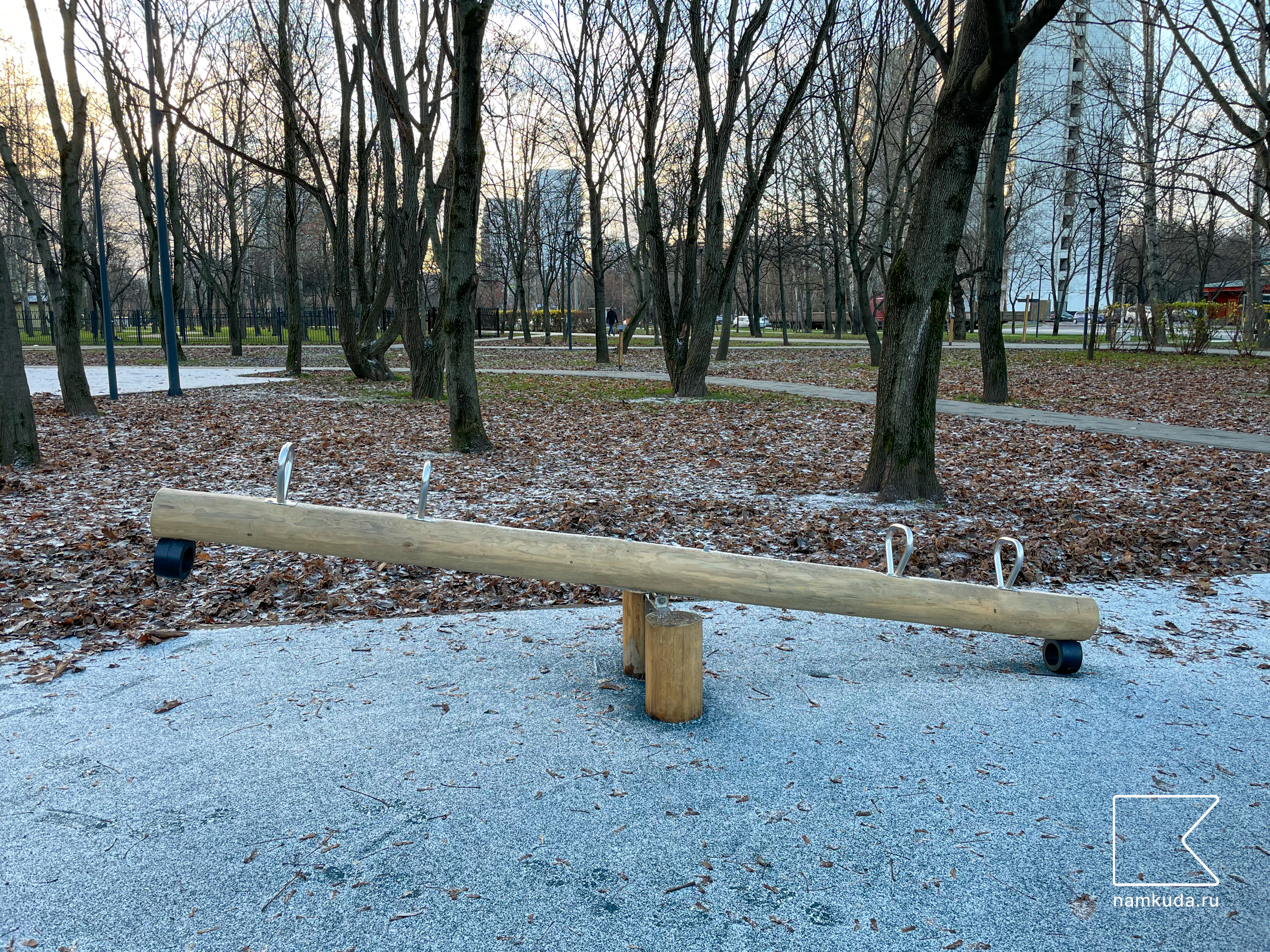 Деревянная площадка — в парке Яуза вдоль Юрловского проезда, Москва 🇷🇺, фото 2