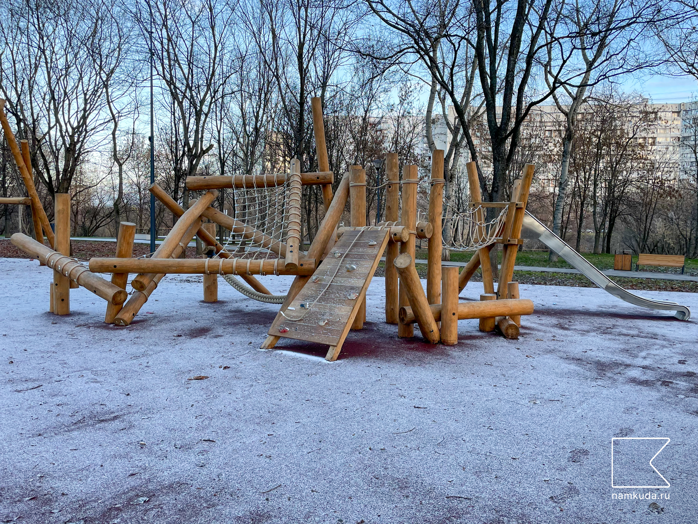 Деревянная площадка с качелей-маятником — в парке Яуза вдоль Юрловского проезда, Москва 🇷🇺, фото 2