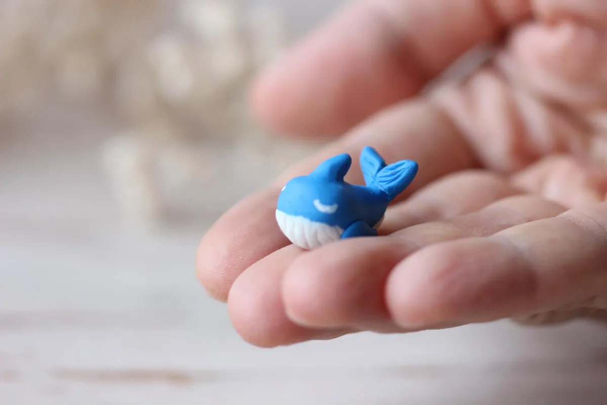 Blue Whale with Code Plaque – 'while(!AI_Utopia){ keepCalm(); drinkCoffee(); writeCode(); }' – Unique Gift for Programmers, Geek Decor 5