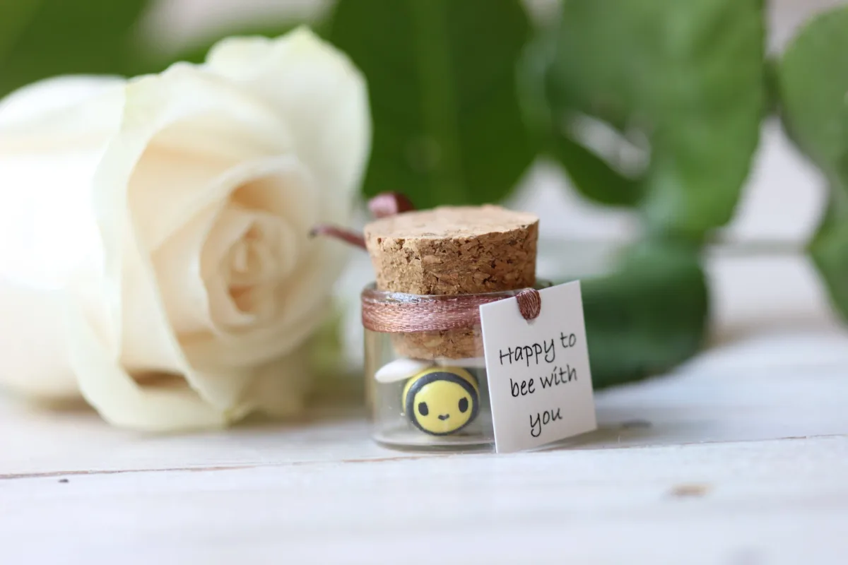 Buzzing Sentiments Personalized Glass Bottle with Cute Bee Boyfriend Girlfriend Customizable Gift Family Reunion Favors Charming Keepsake 2