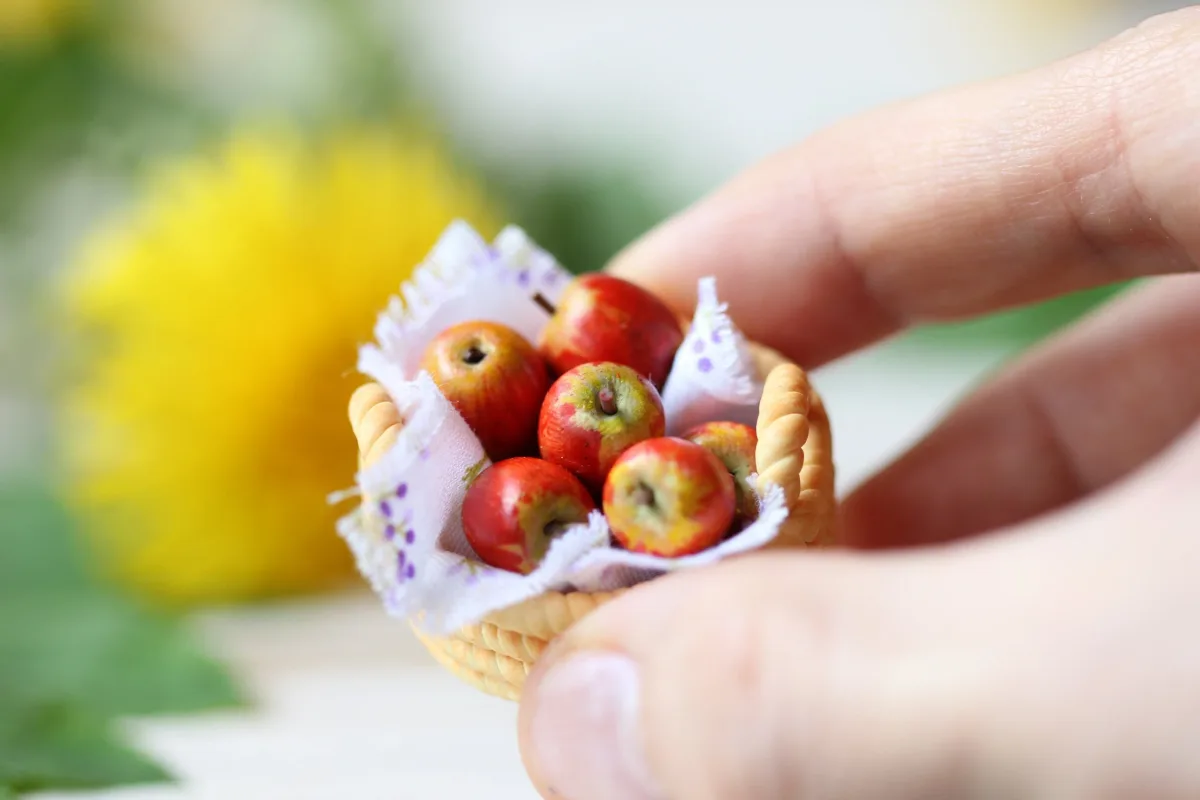 Apples Fruits 1/12 Miniature Food For Dolls, Dollhouse 8 Pcs in the Basket