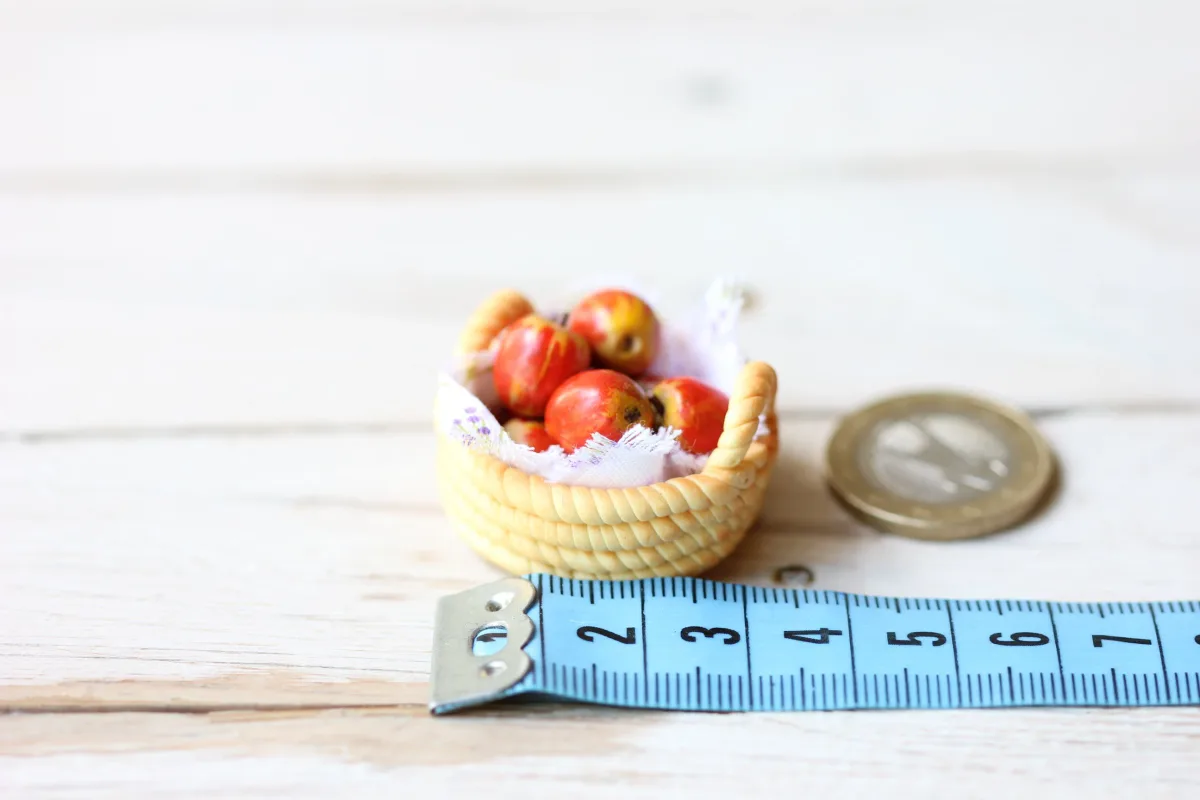 Apples Fruits 1/12 Miniature Food For Dolls, Dollhouse 8 Pcs in the Basket 2