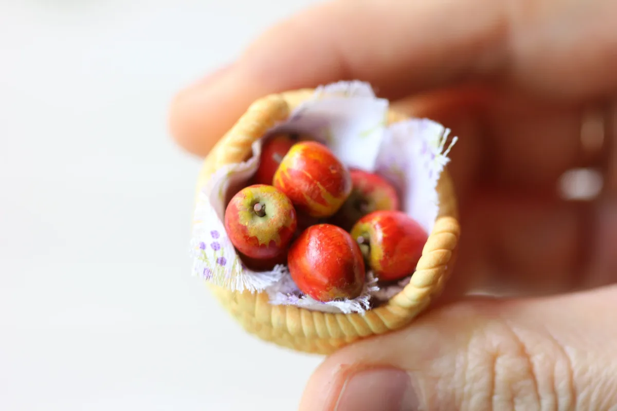 Apples Fruits 1/12 Miniature Food For Dolls, Dollhouse 8 Pcs in the Basket 3