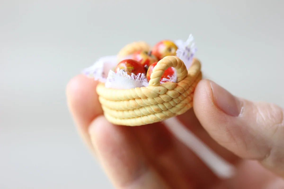 Apples Fruits 1/12 Miniature Food For Dolls, Dollhouse 8 Pcs in the Basket 4