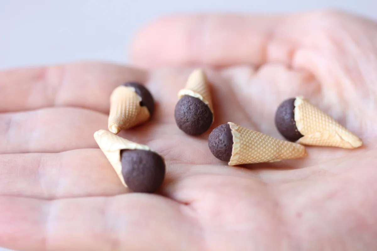 Handcrafted Polymer Clay Miniature Ice Cream Cones Chocolate Raspberries Vanilla Ice Cream Dollhouse Miniature Play Food 1:6 Montessori Toys 3