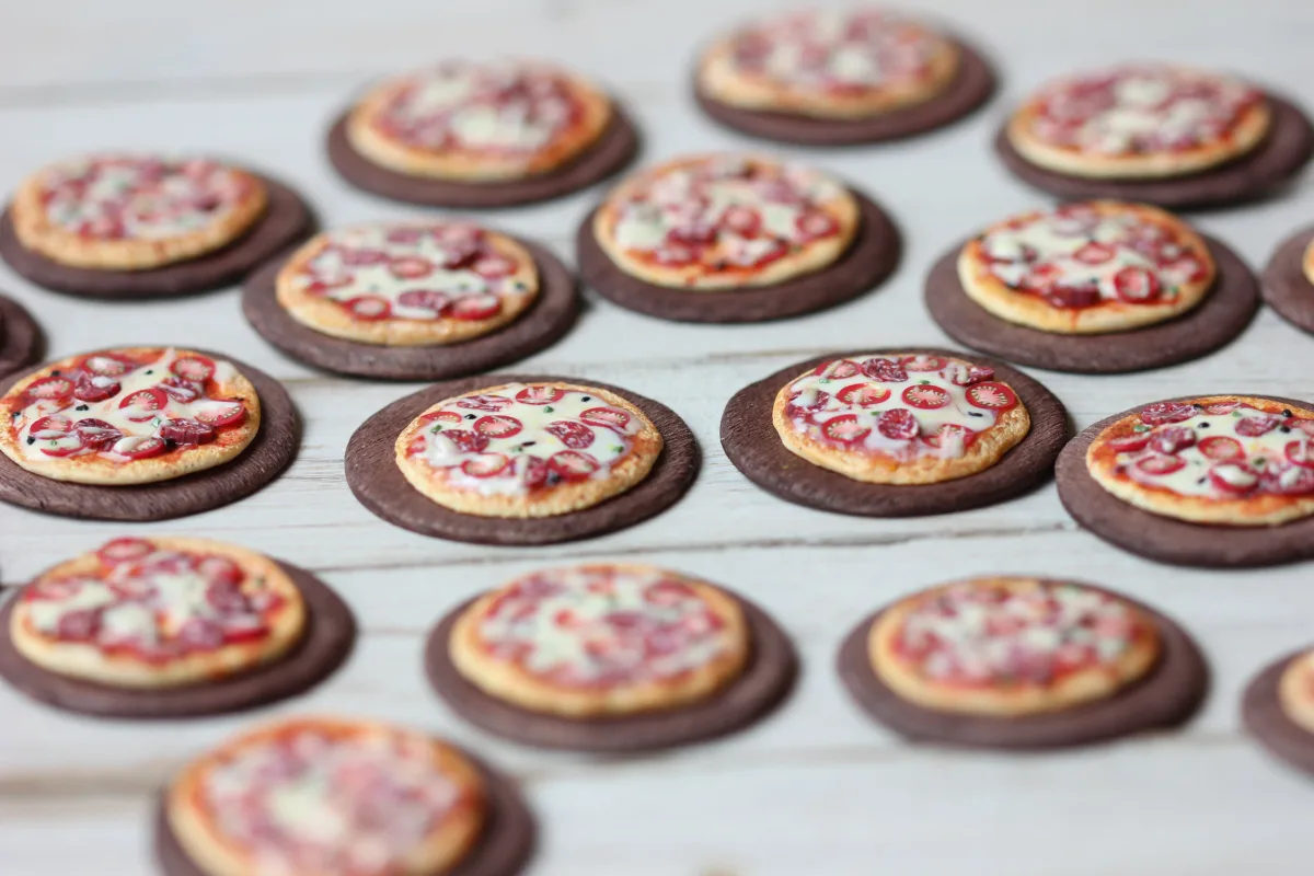 Pizza for Dolls Miniature Pepperoni and Tomatoes Pizza Mini Dollhouse Realistic Food 1:12 Scale Miniature Handmade Whole Pizza on a Plank 2