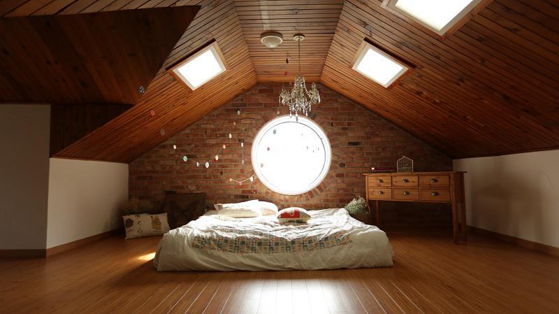 Чем можно обшить потолок в частном доме: 20 вариантов отделки
