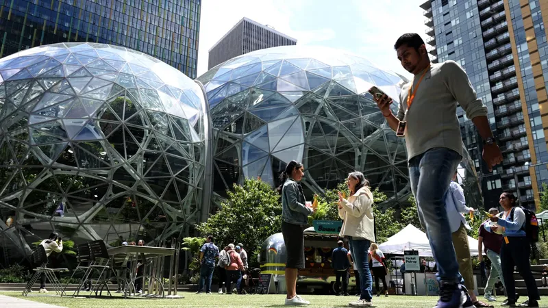 Уволенные из Amazon: как ИИ меняет рынок труда и оставляет людей без работы
