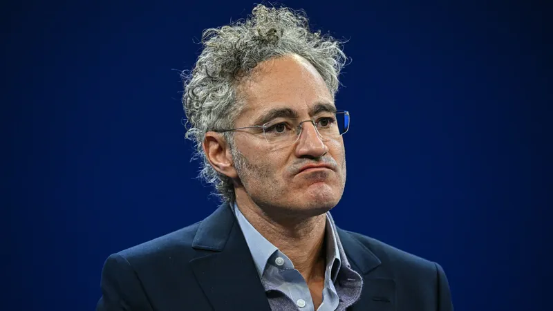 Глава Palantir обвинил OpenAI и Anthropic в попытке «подсадить» бизнес на ИИ