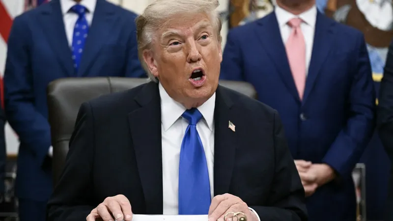 Трамп устроил AI-марафон в Truth Social: хвастается миллиардами и рисует себя героем