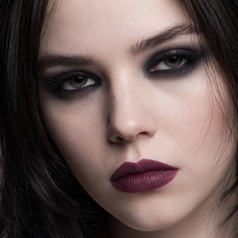 Soft goth. приглушённый смоки, пыльно-бордовые губы
