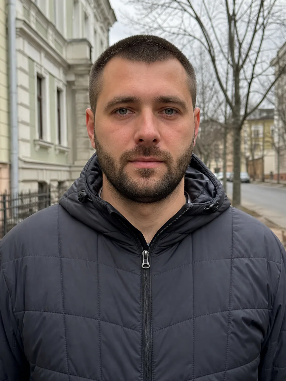 Мужчина на городской улице до подготовки фотографии