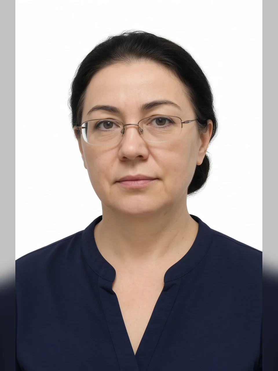 Та же женщина в очках на белом фоне для загранпаспорта