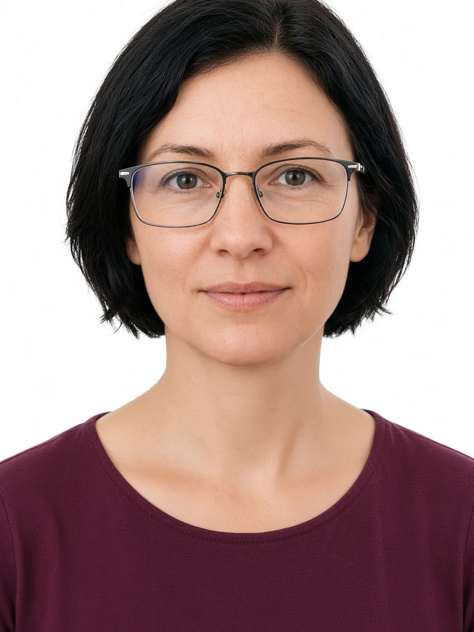 Та же женщина в очках на белом фоне