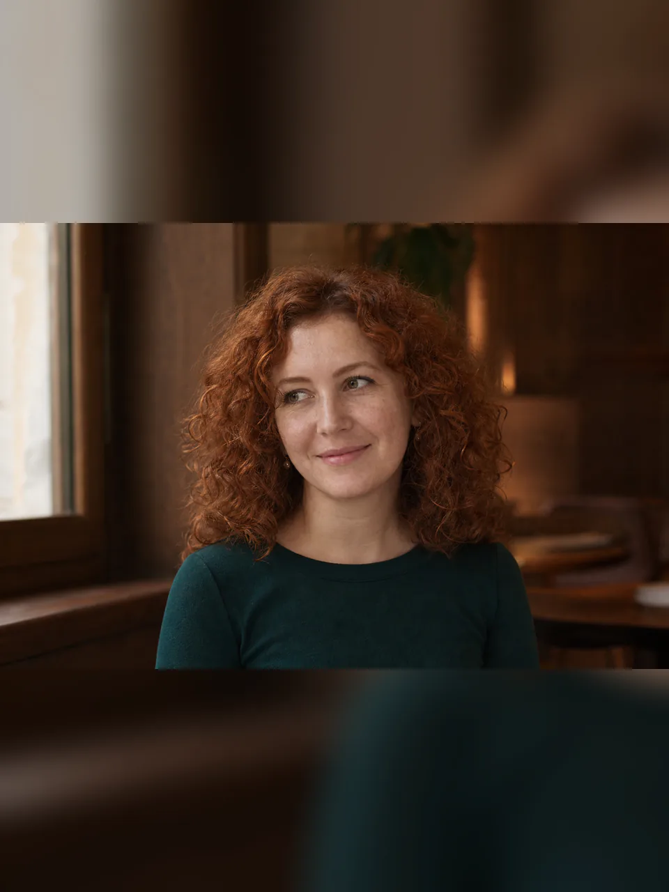 Женщина с кудрями в кафе до обработки