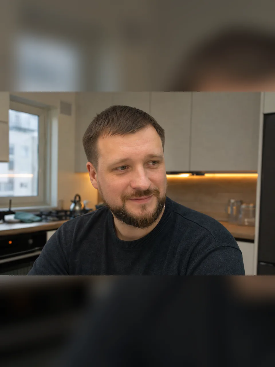 Мужчина на кухне до подготовки кадра на загранпаспорт