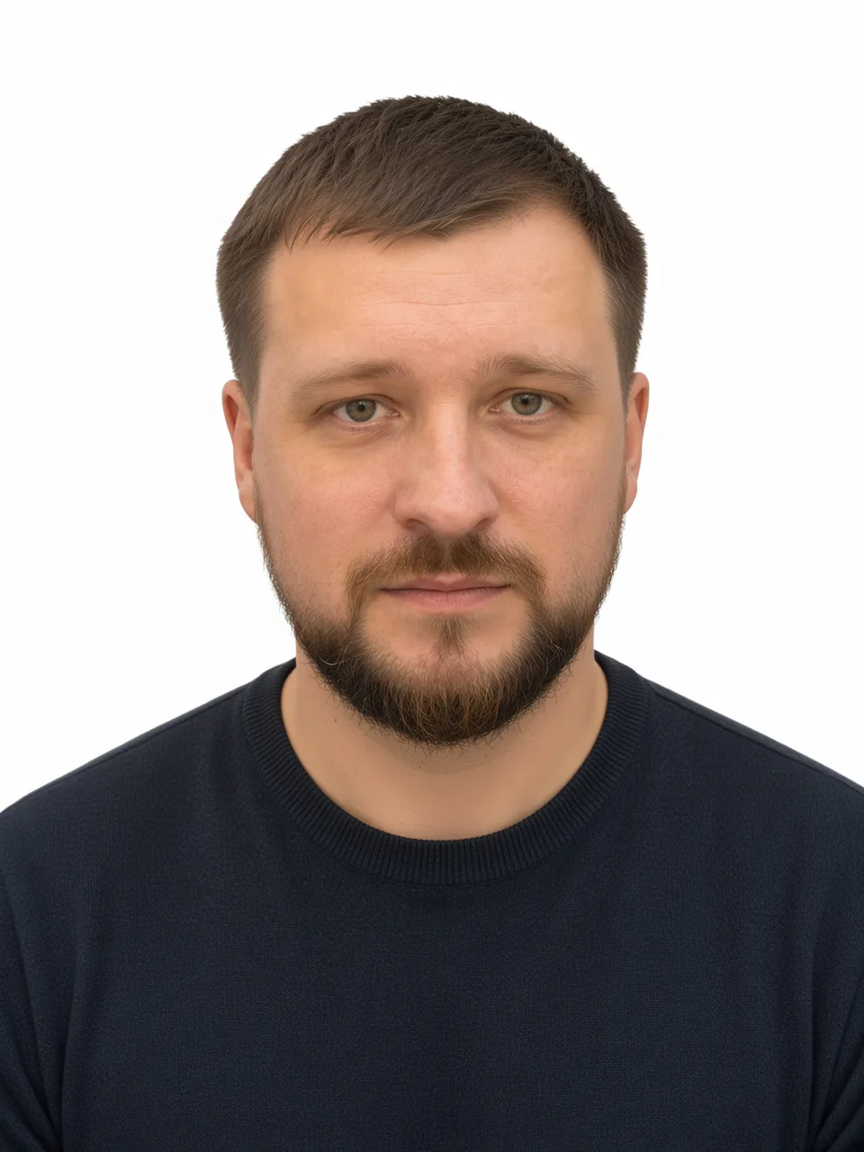 Тот же мужчина фронтально на ровной белой плоскости после обработки