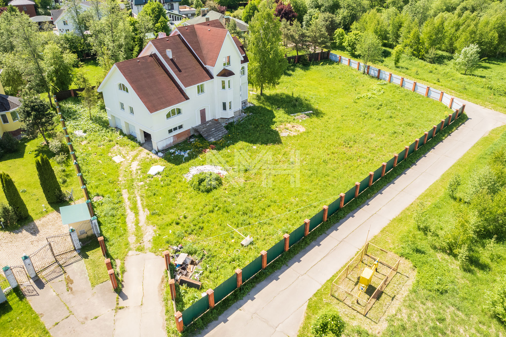 Зеленый городок лужки. КП Лужки 2. Деревня Лужки. Батуты деревня Лужки коттеджный Робинзон.