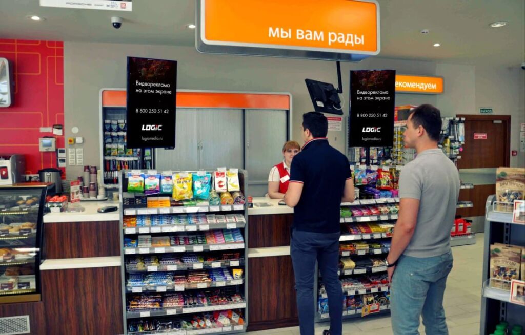 Я три года продаю рекламу на АЗС и устала слышать «а там точно кто-то смотрит?». Рассказываю, где этот канал реально работает