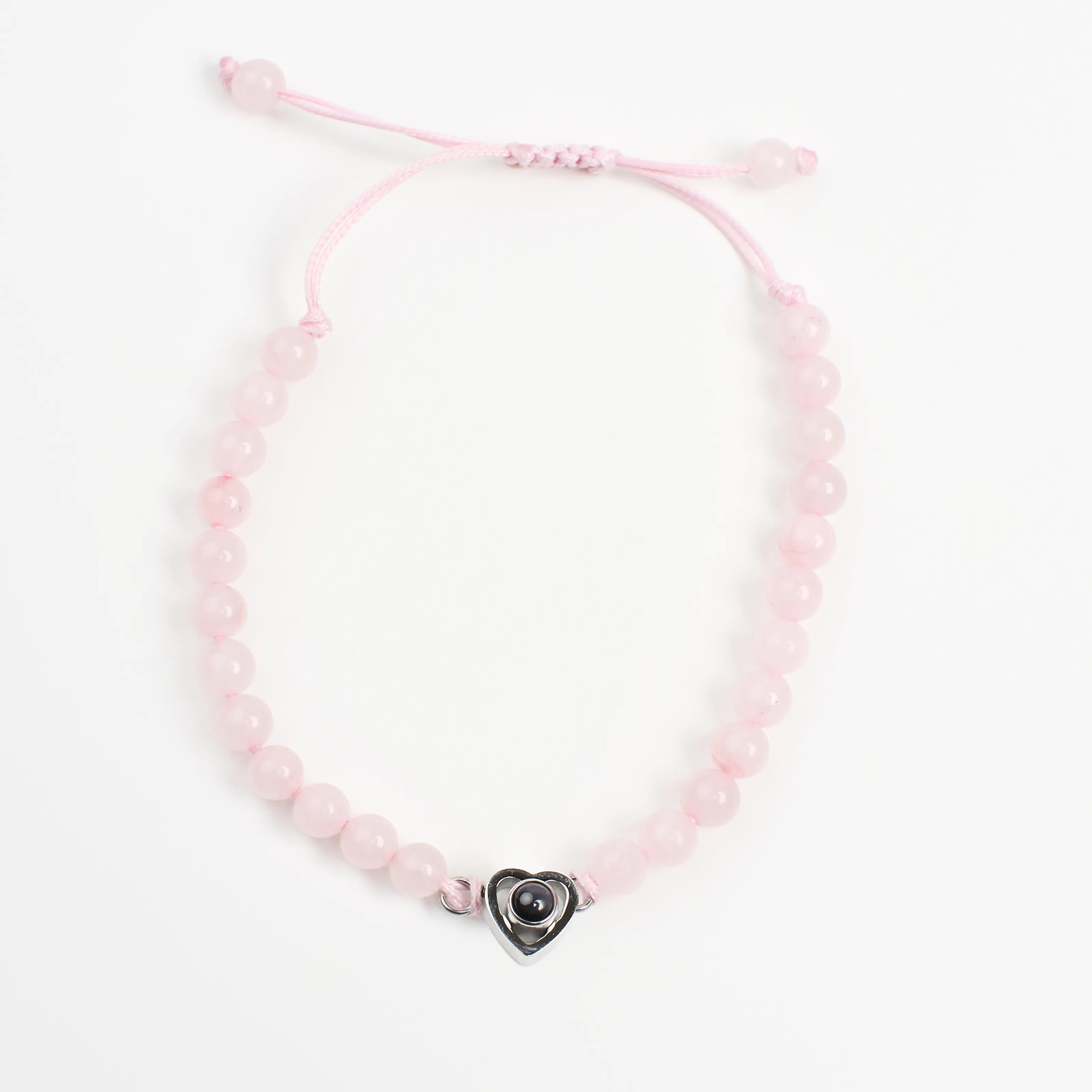 Браслет из розового кварца на руке