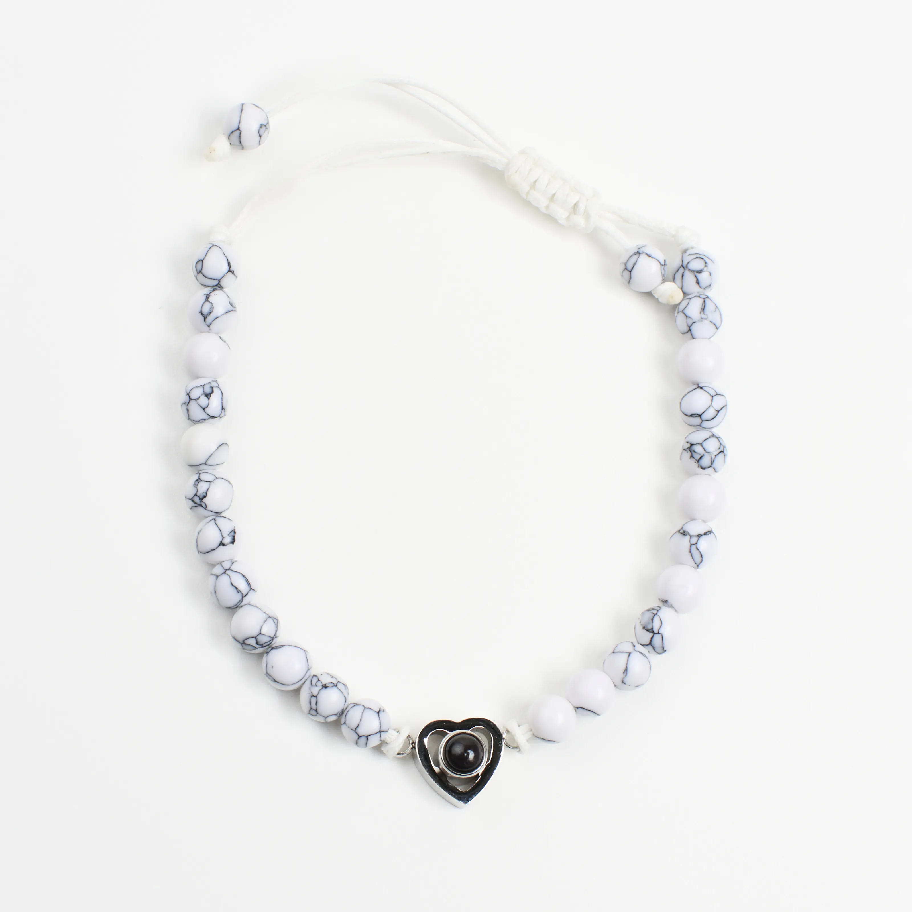 Браслет из белого кахолонга на руке