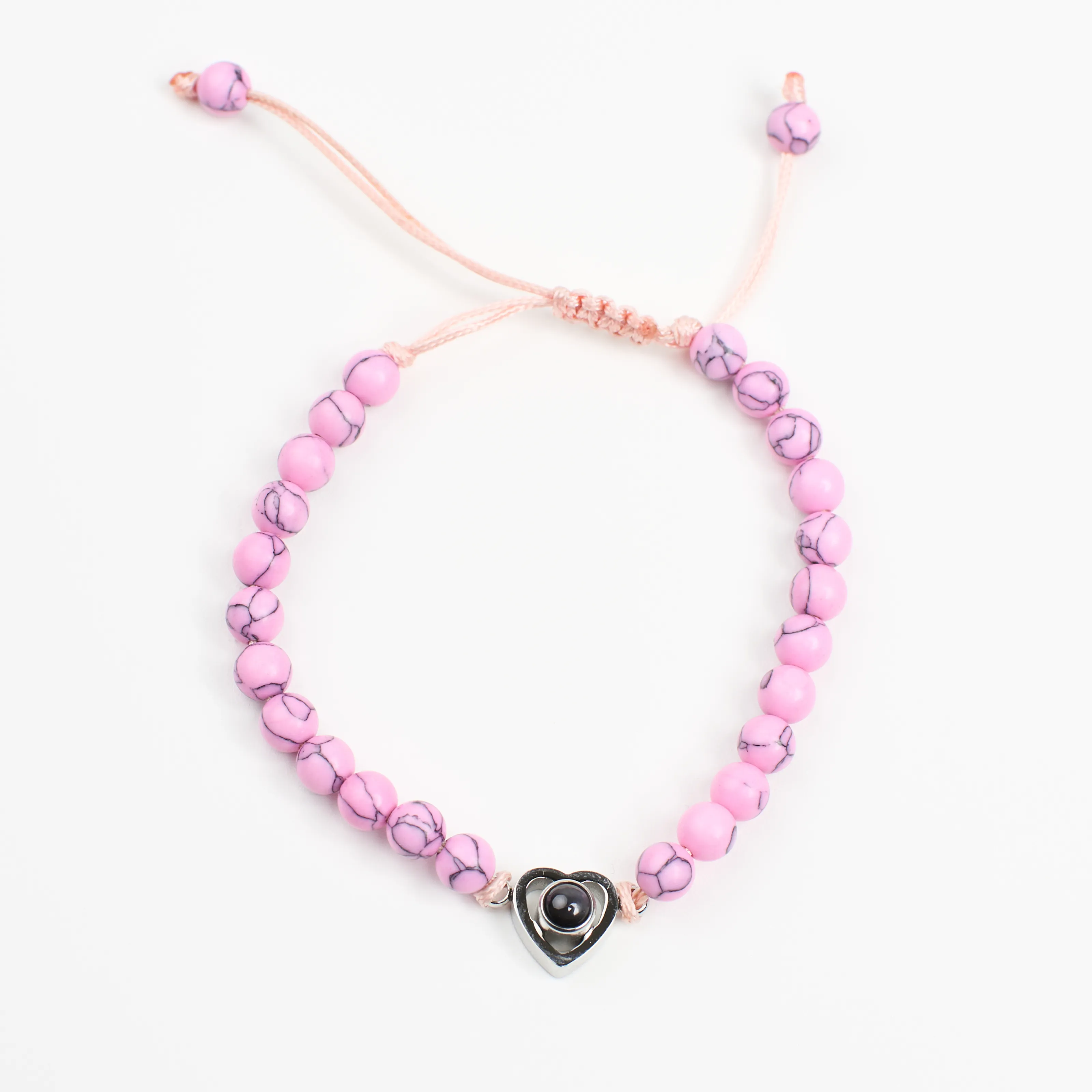 Браслет из розового кахолонга на женской руке