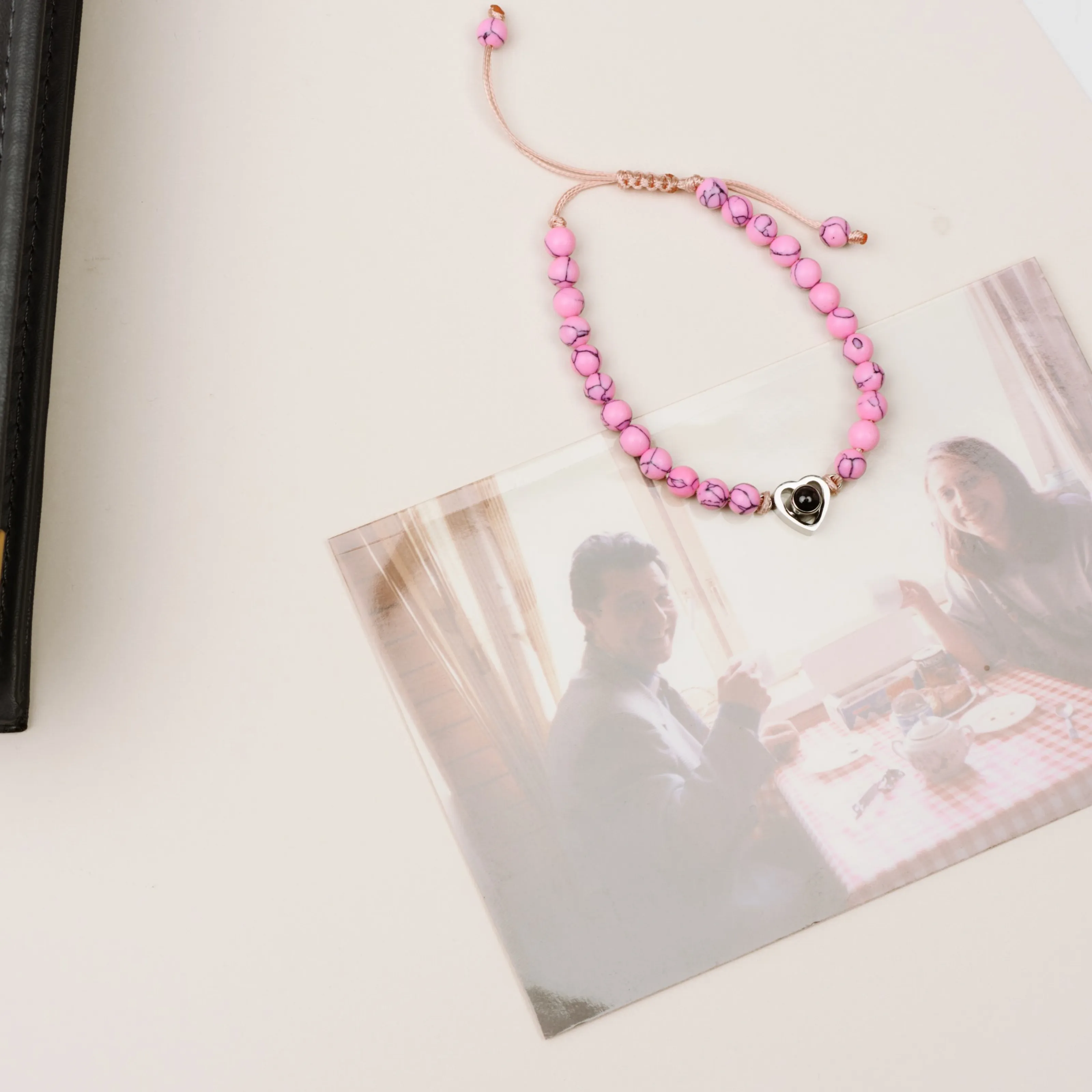 Подарочный браслет из розового кахолонга для мягких сердечных перемен