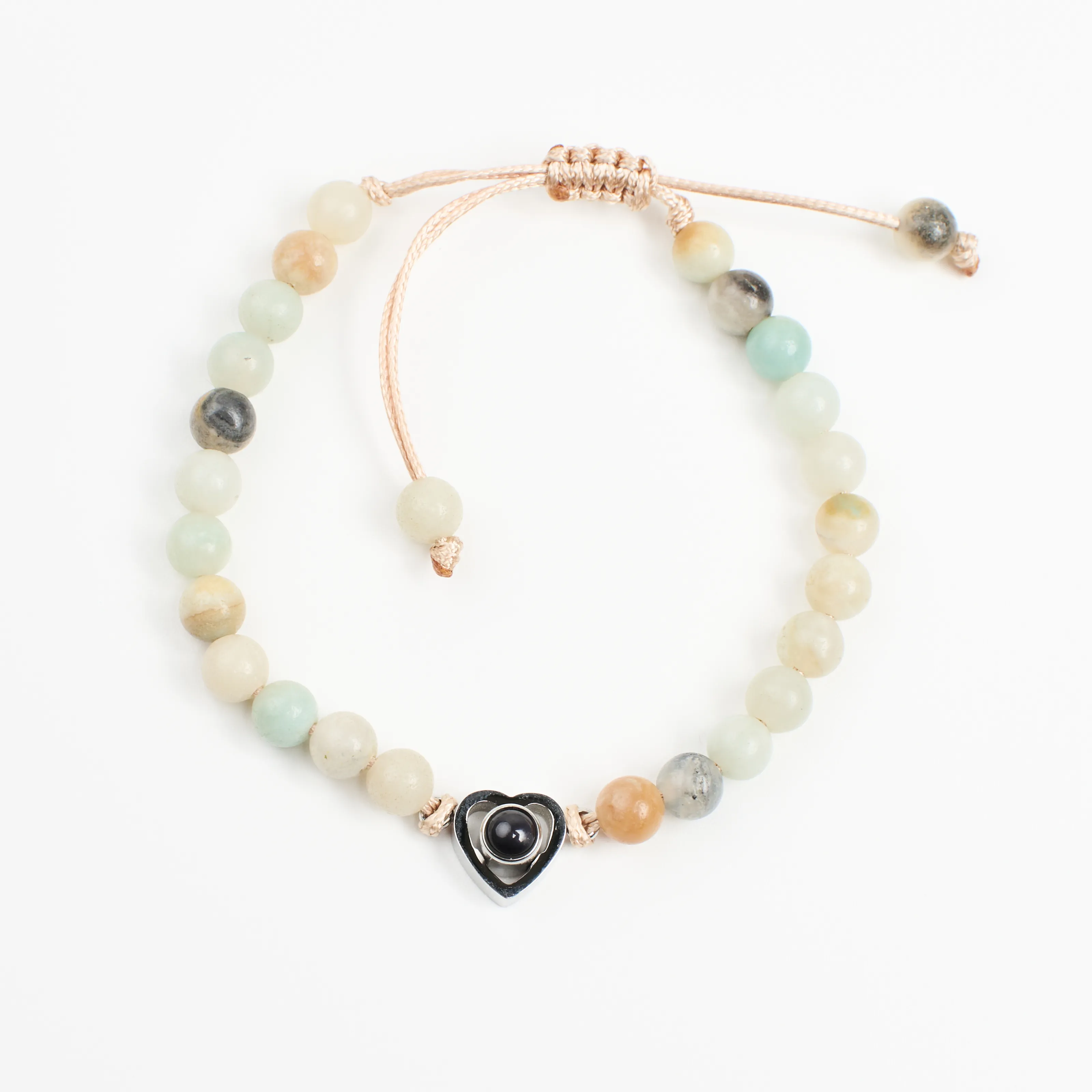 Браслет из белого амазонита на женской руке