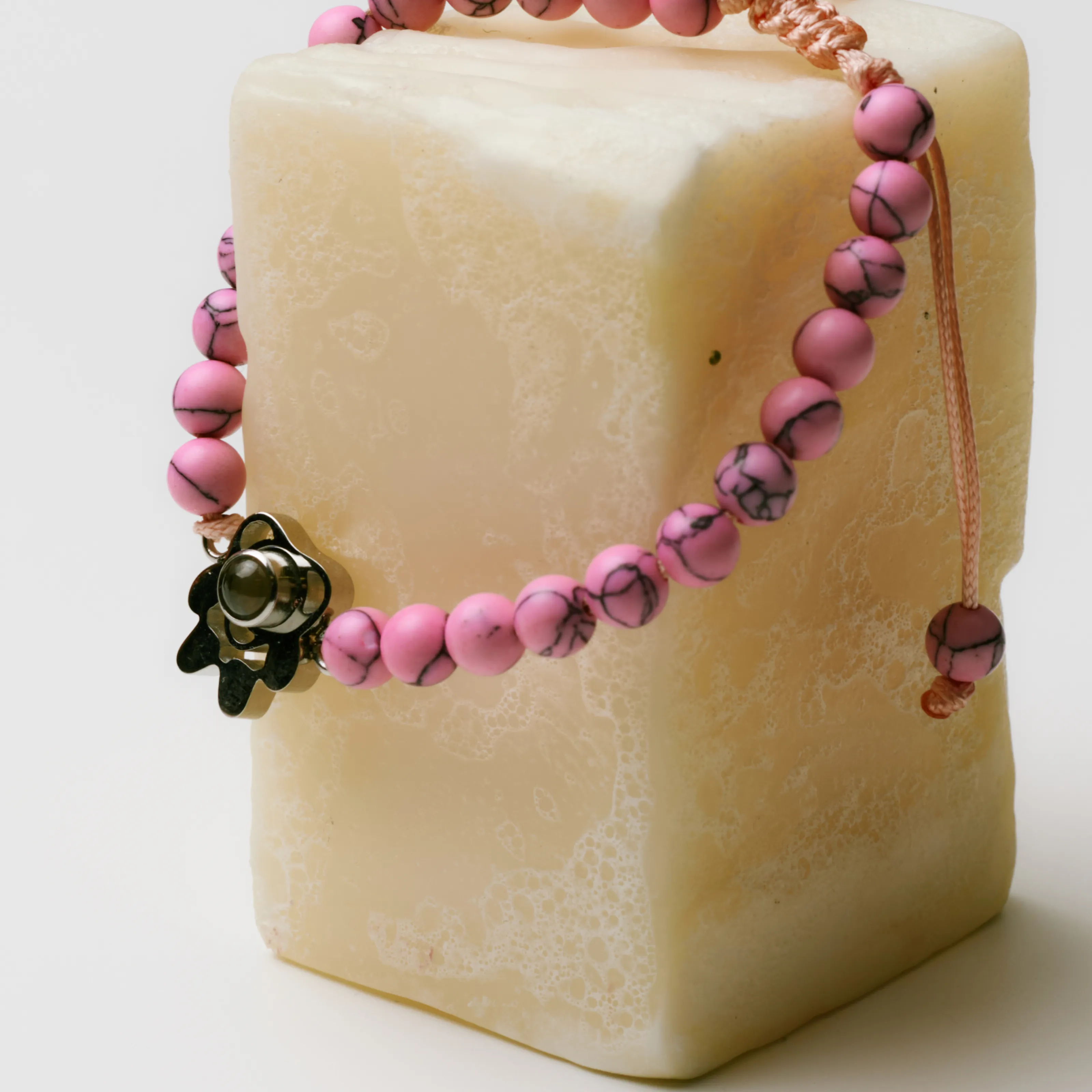 Браслет розовый кахолонг украшение и оберег