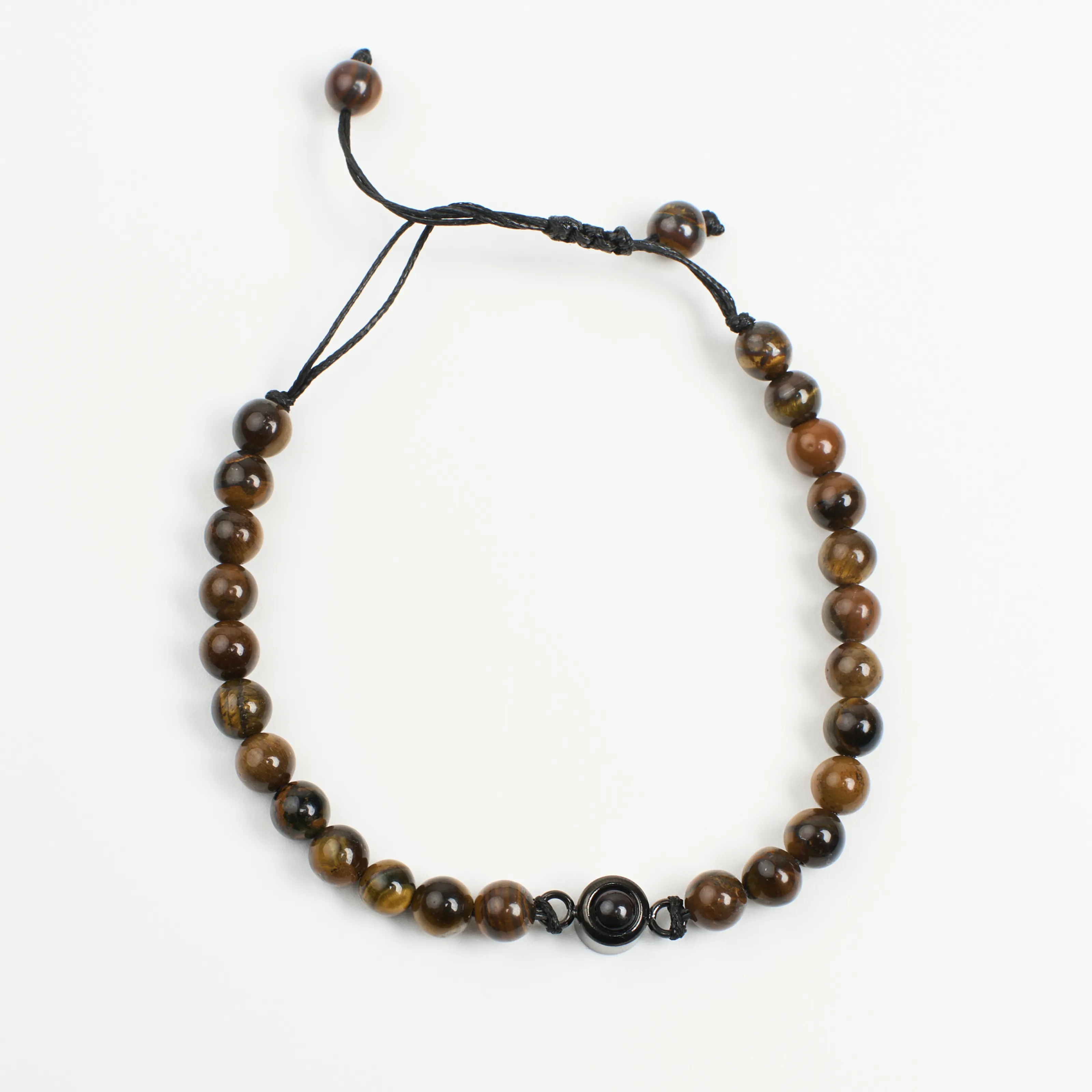 Браслет из тигрового глаза на руке