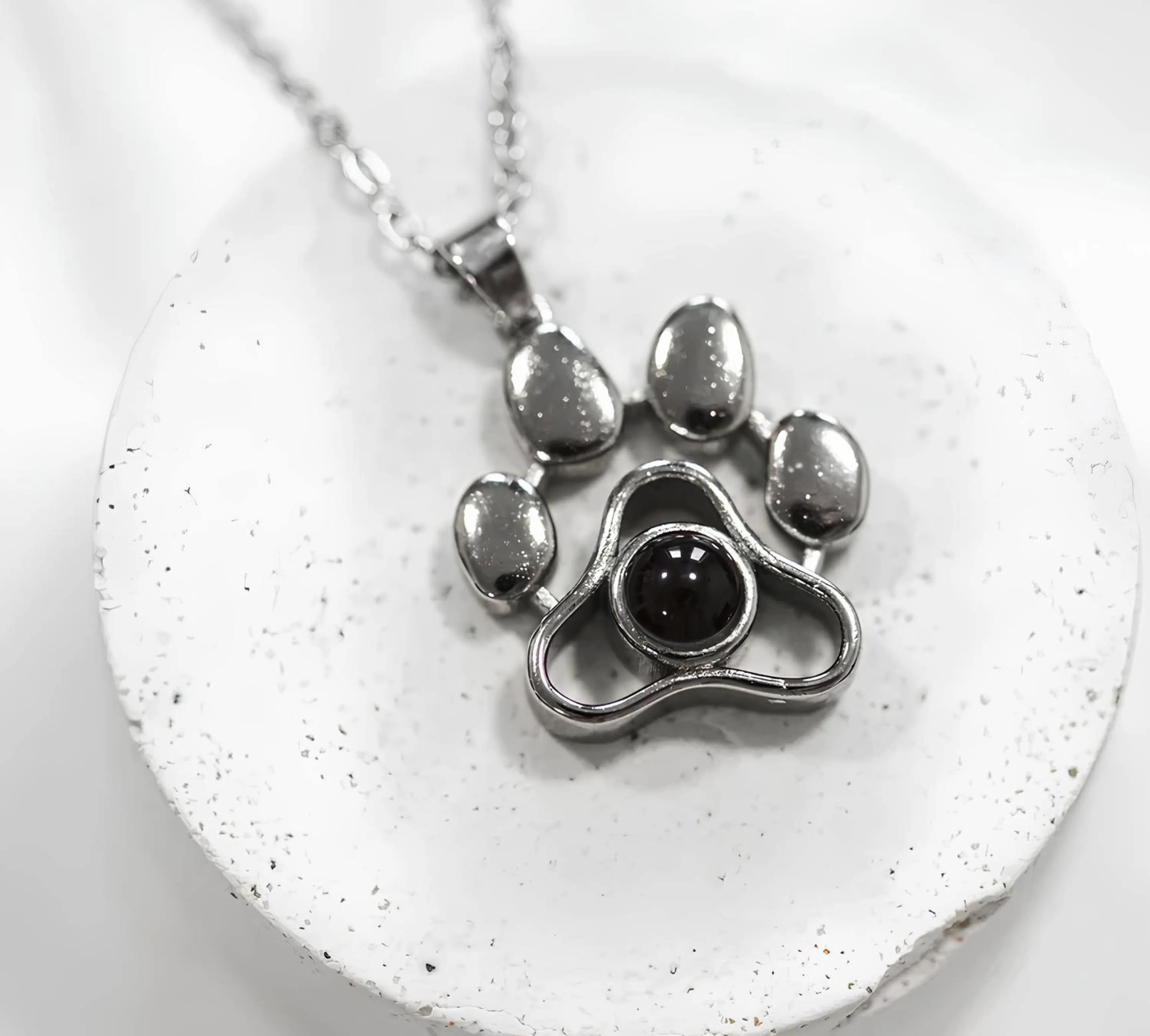 Ювелирный брелок в форме лапки из серебристого металла