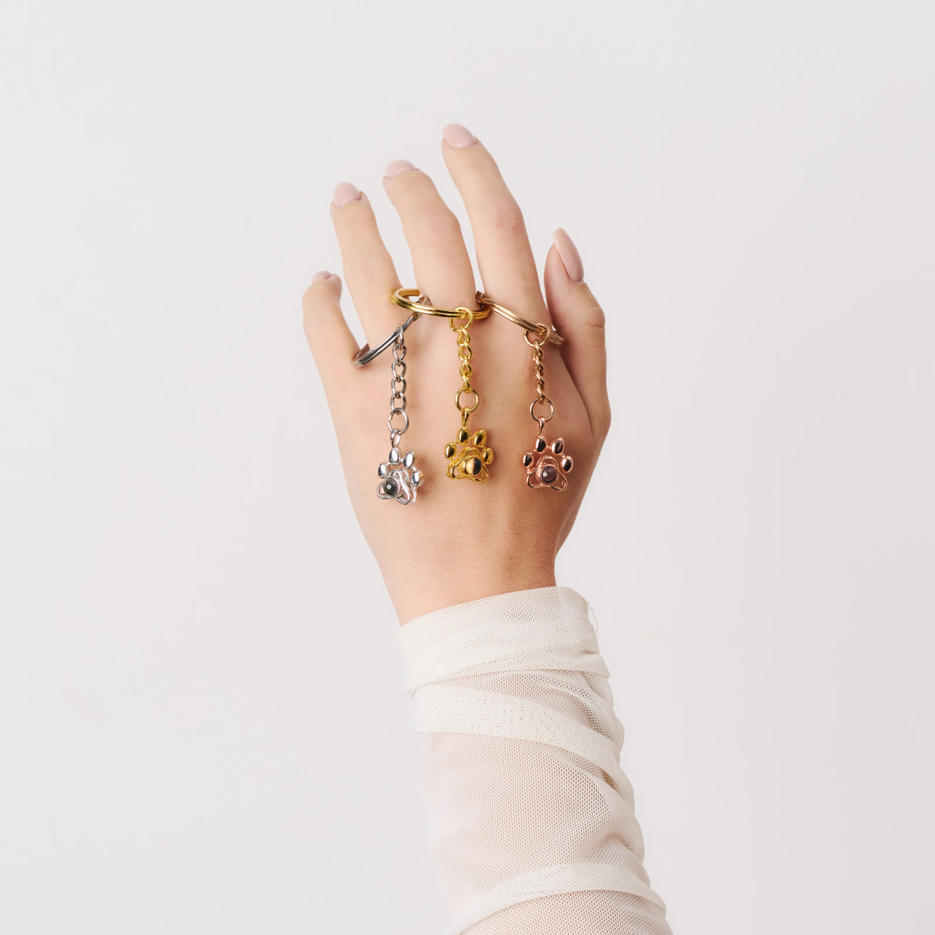 Минималистичный брелок лапка в серебряном цвете