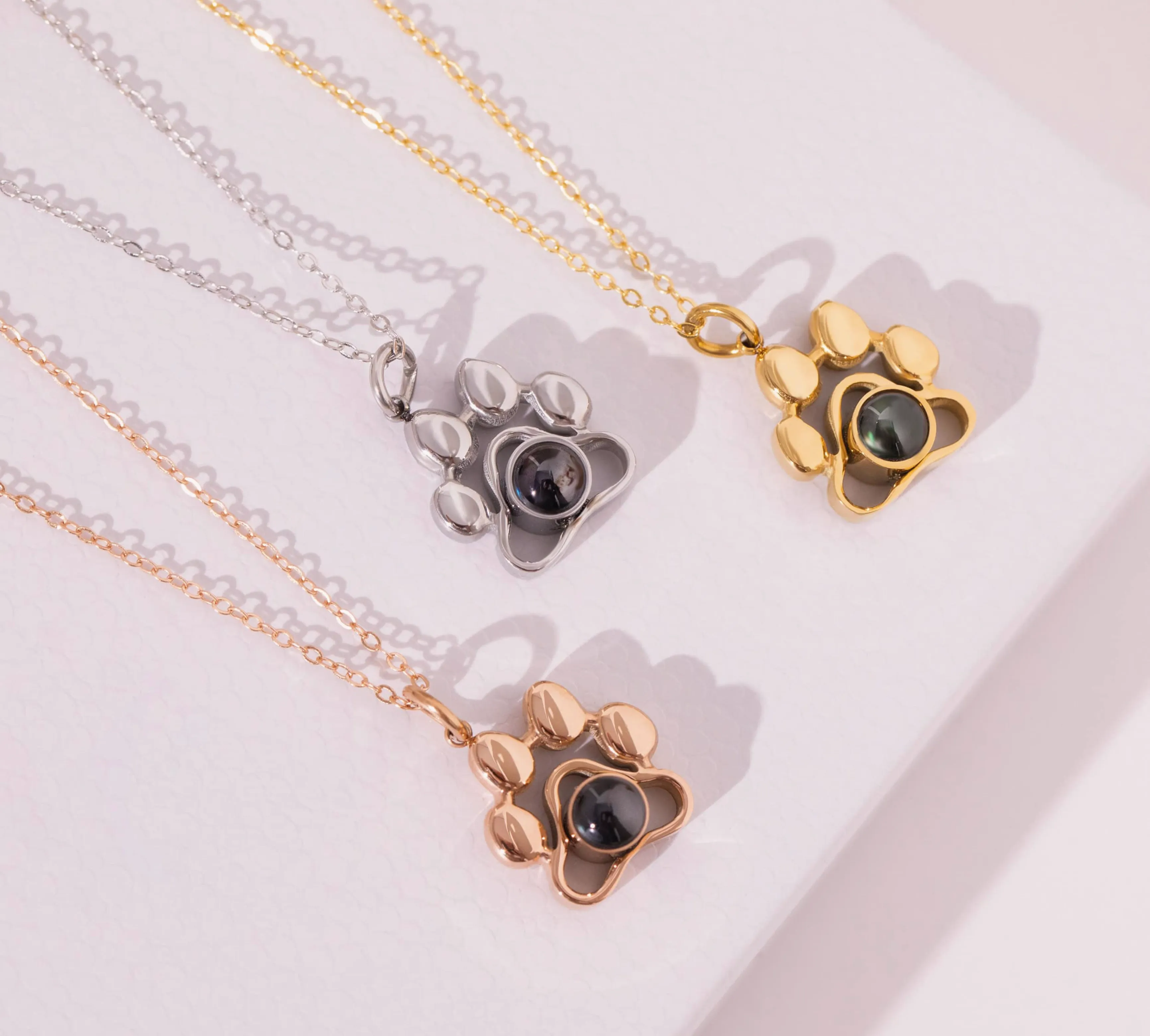 Нежный брелок лапка в серебряном оттенке