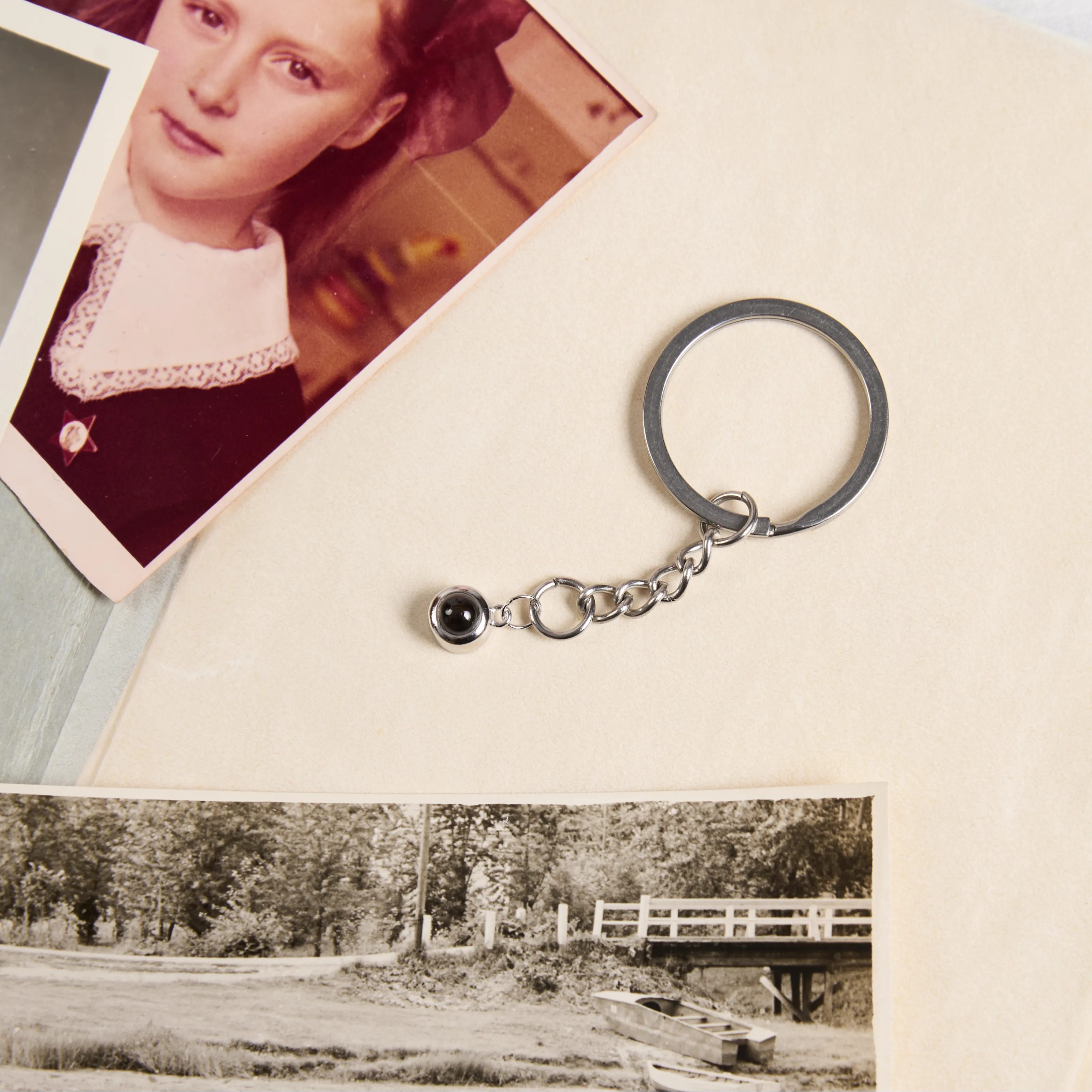 Серебряный брелок в форме шара с личным фото