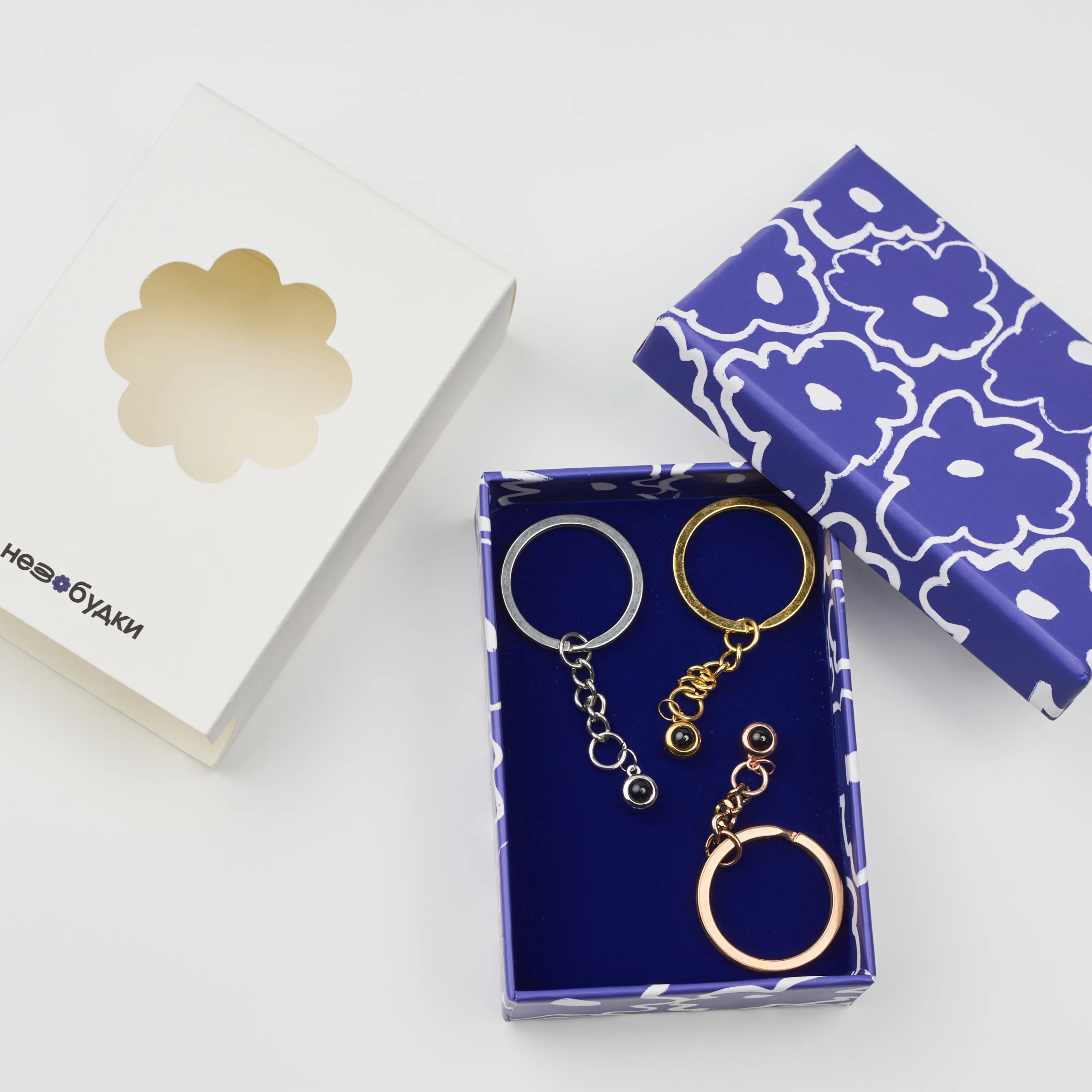 Ювелирный брелок шарик серебро с гравировкой даты