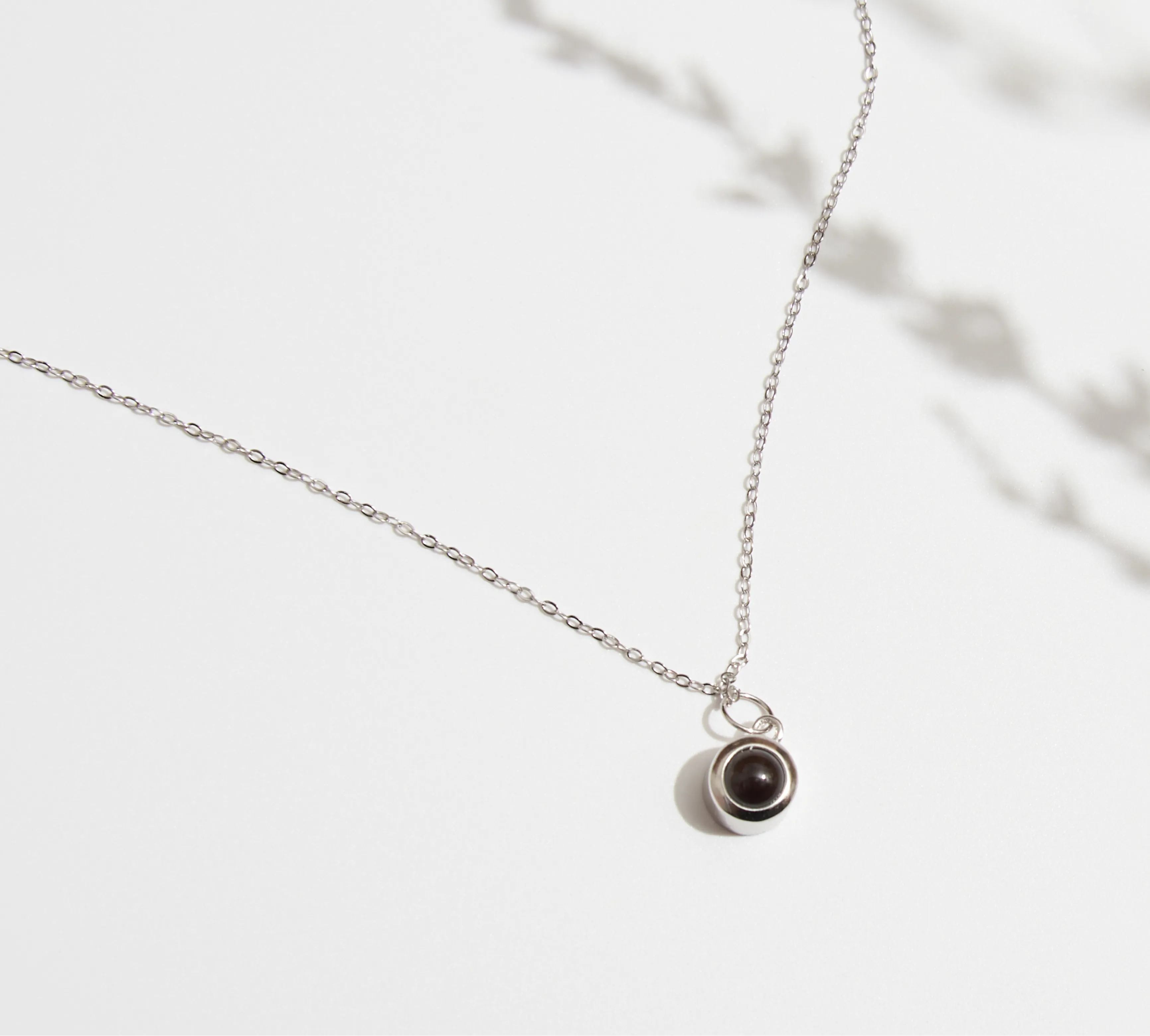 Минималистичный браслет с подвеской-шариком для девушки