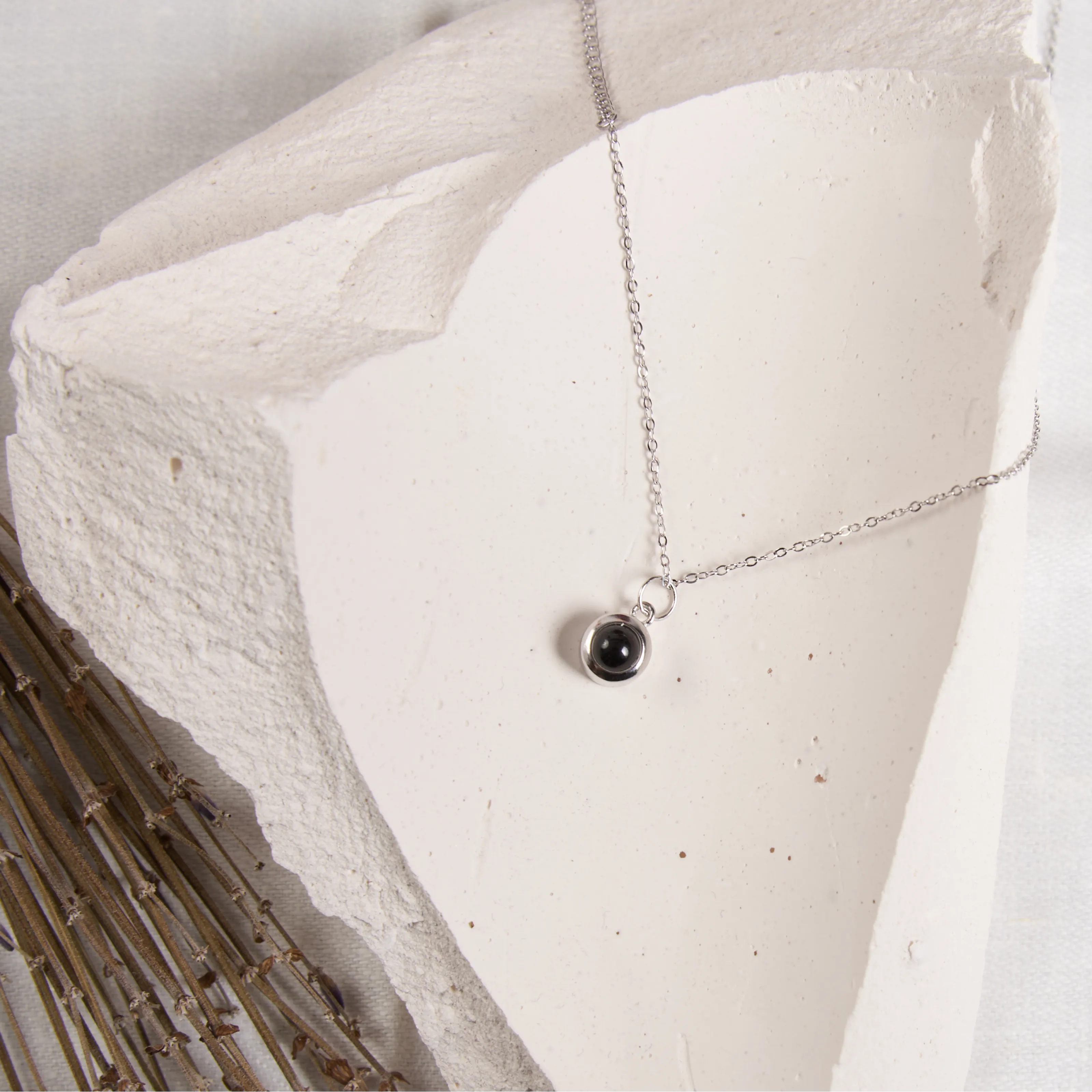 Серебристый браслет с шариком сувенир для девушки