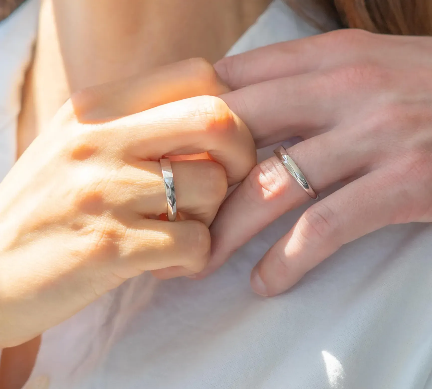 Кольцо с эффектом солнечного зайчика и надписью Любовь