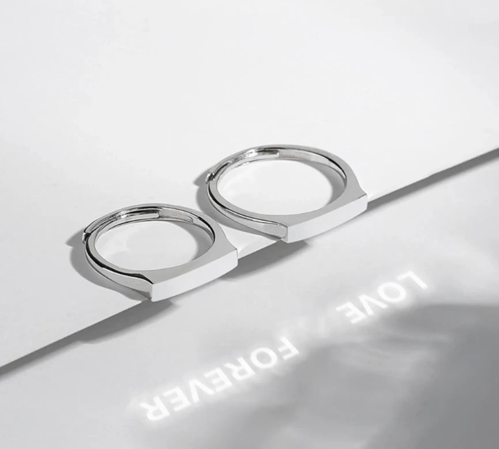 Shine ring Love — световая проекция на стене