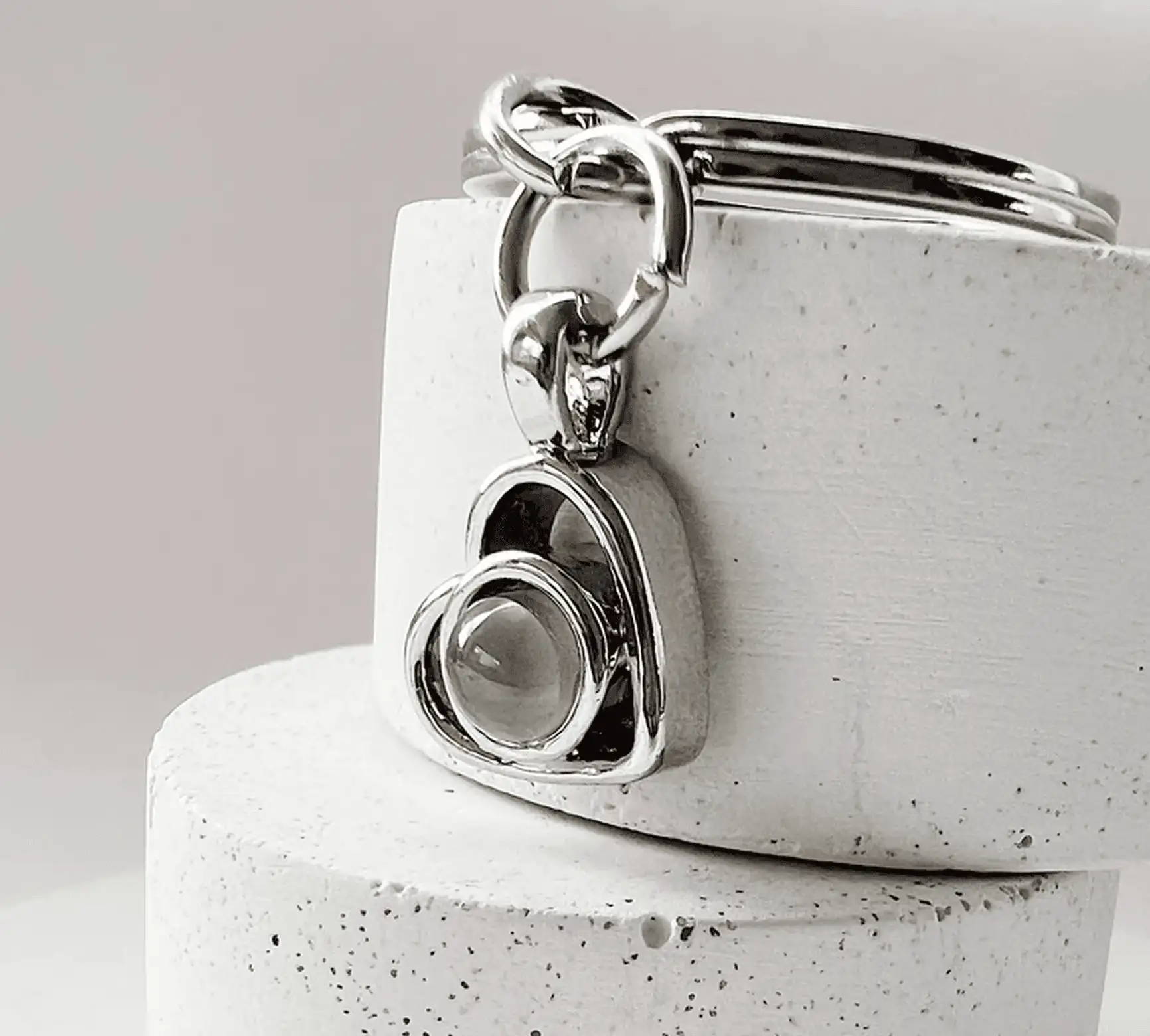 Подарок с фотографией — серебряный аксессуар-сердце с гравировкой