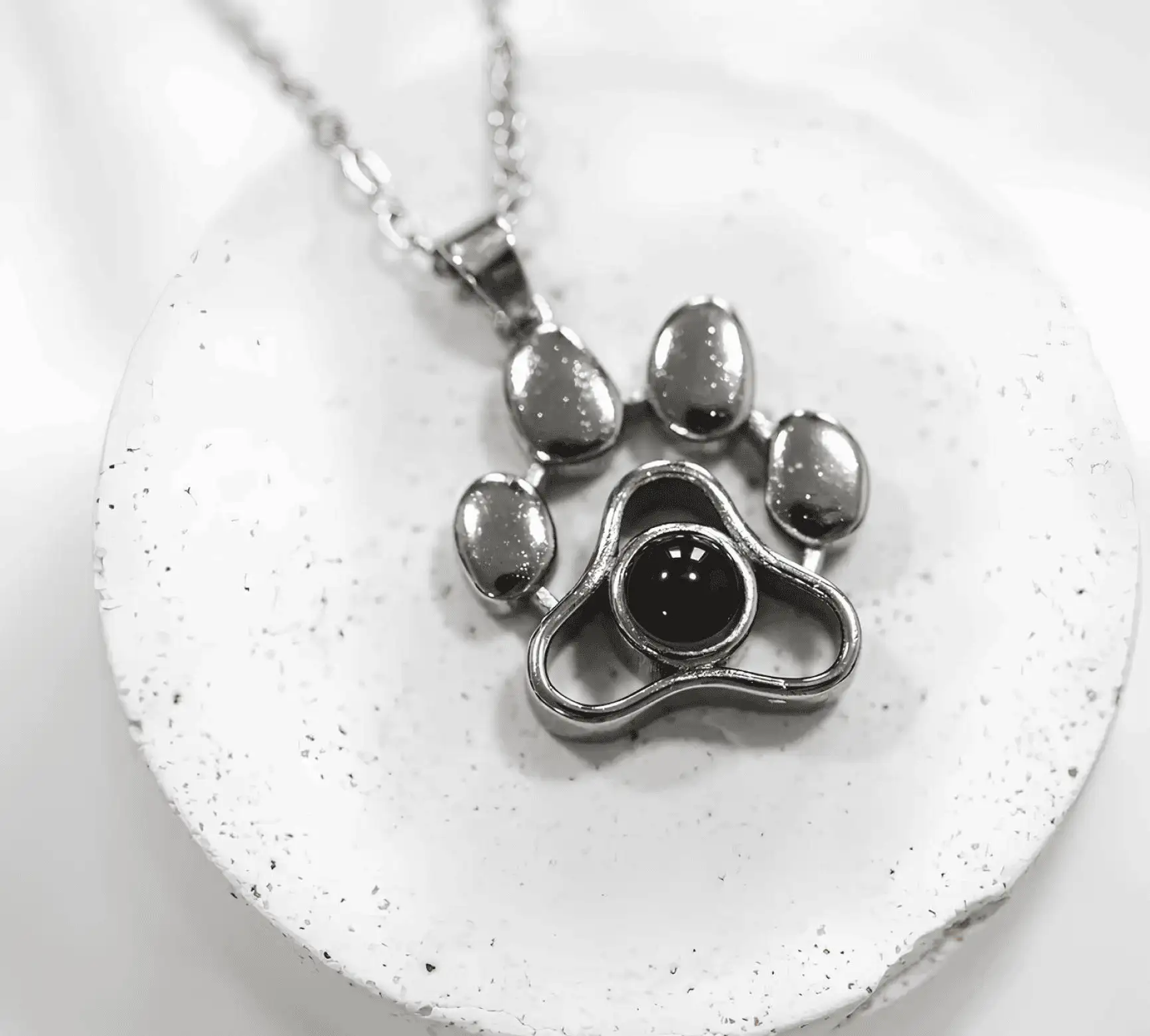 Проекционный браслет-лапка — память о питомце в украшении