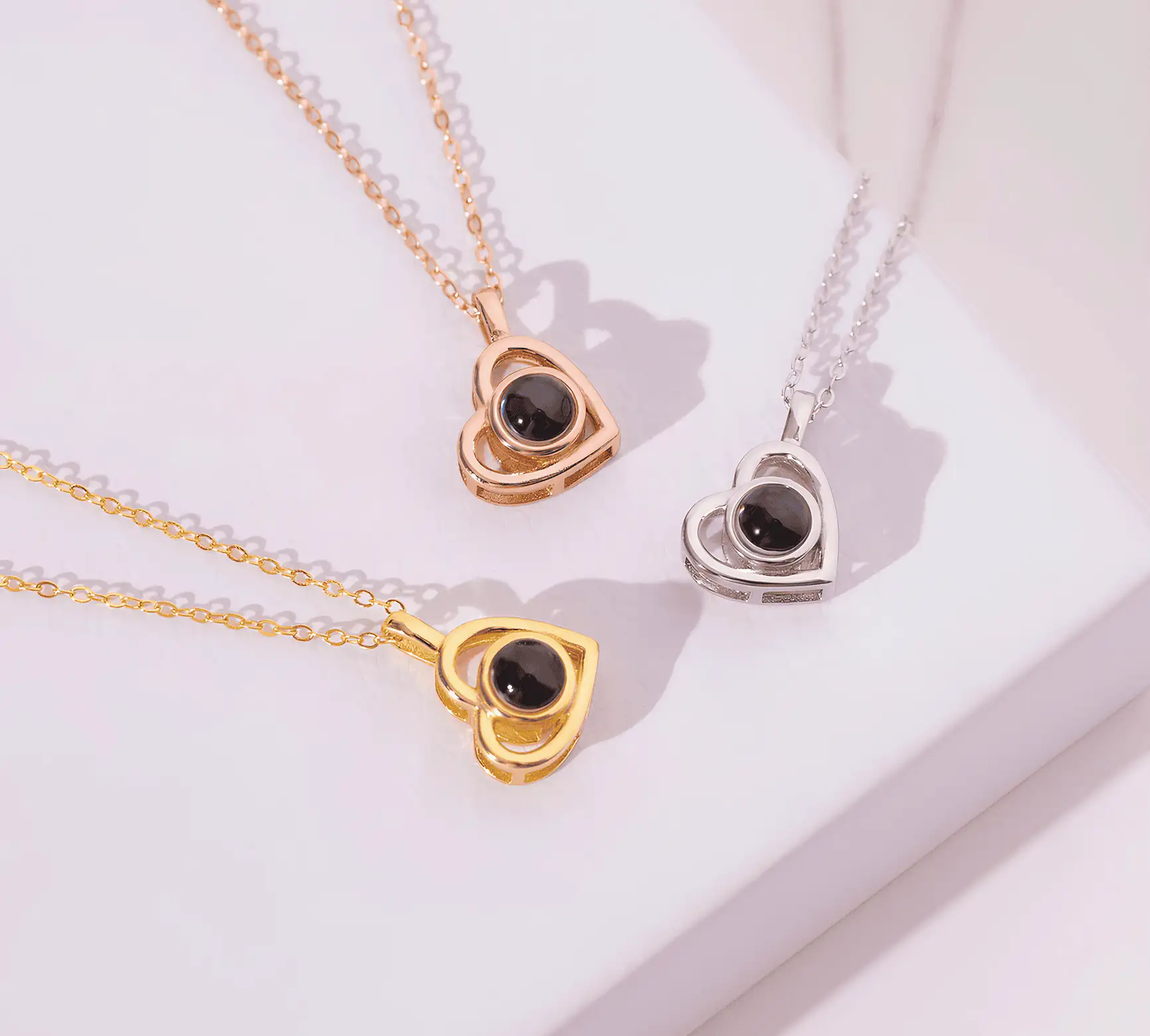 Подарок на память — украшение с гравировкой и фотографией внутри