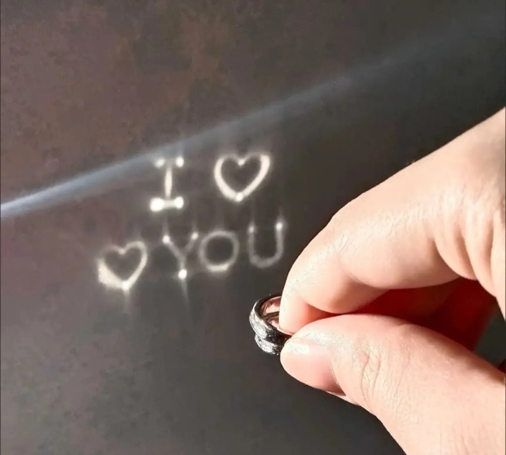 Кольцо Шайни — световая надпись Love при фонарике