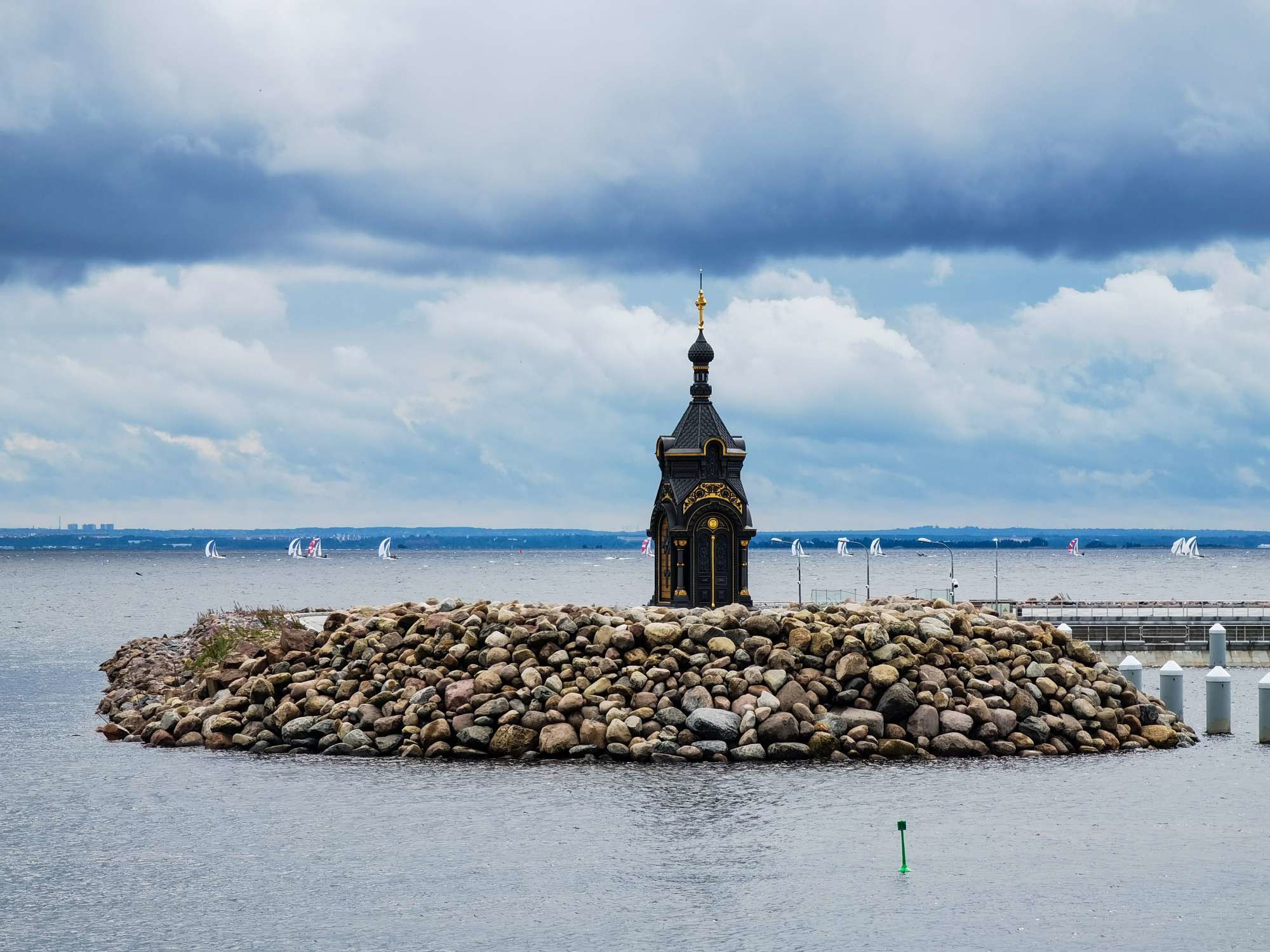 Часовня и памятный крест