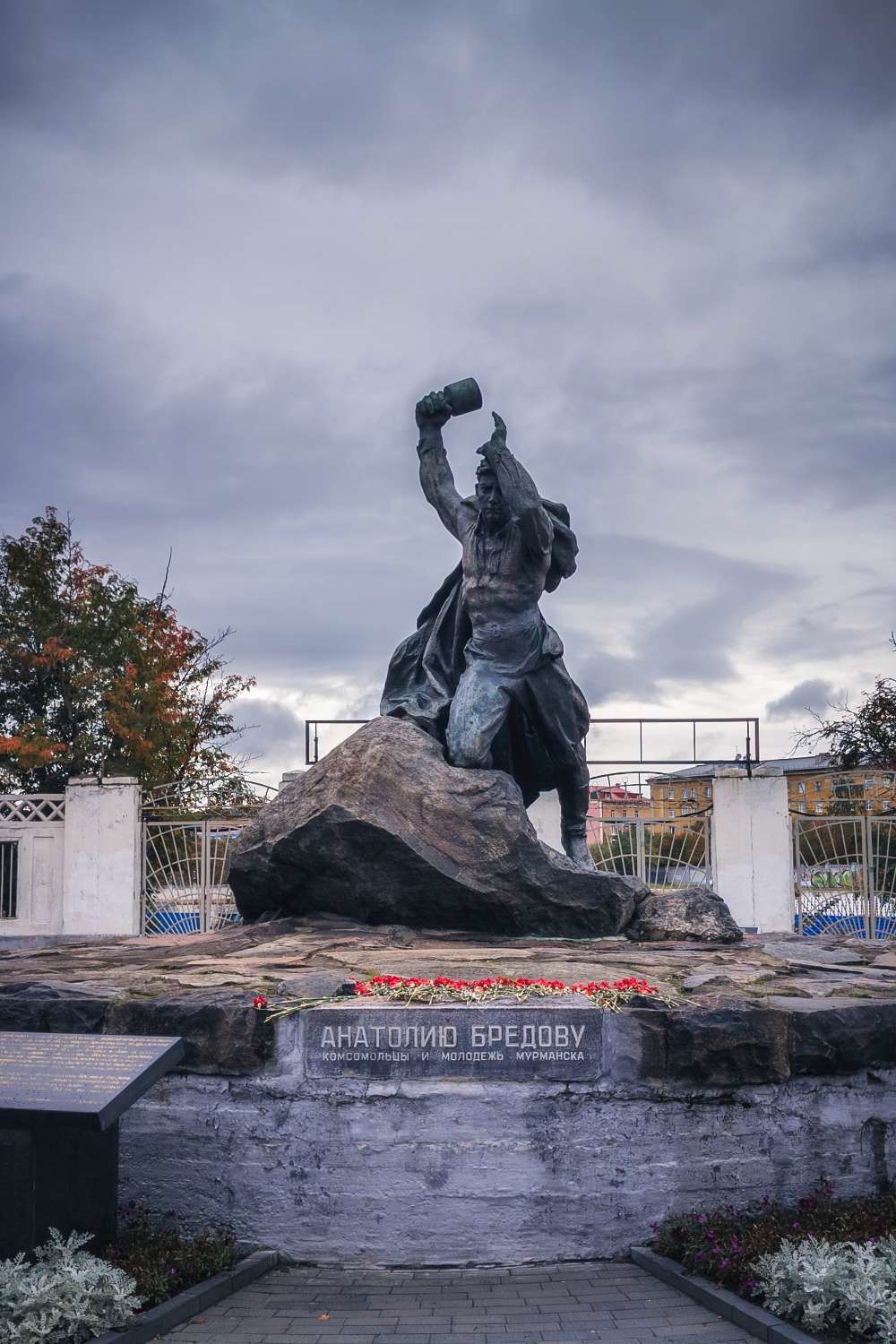 Подвиг бредова. Памятник Анатолию Бредову в Мурманске.