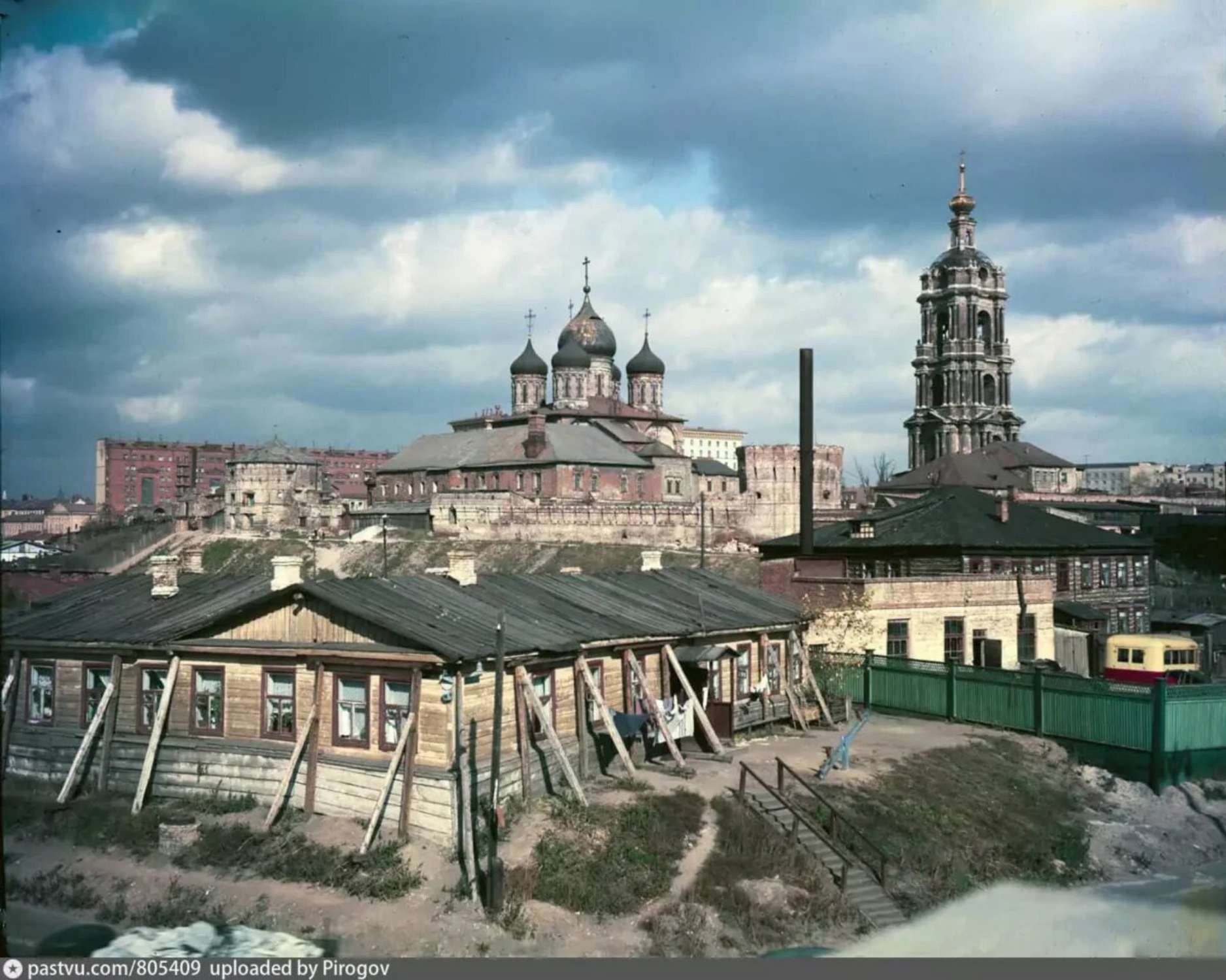 Старые московские фото. Крутицкий холм Новоспасский монастырь. Новоспасский монастырь Старая Москва. Новоспасский монастырь 1950. Новоспасский монастырь в Москве фотографии старой Москвы.