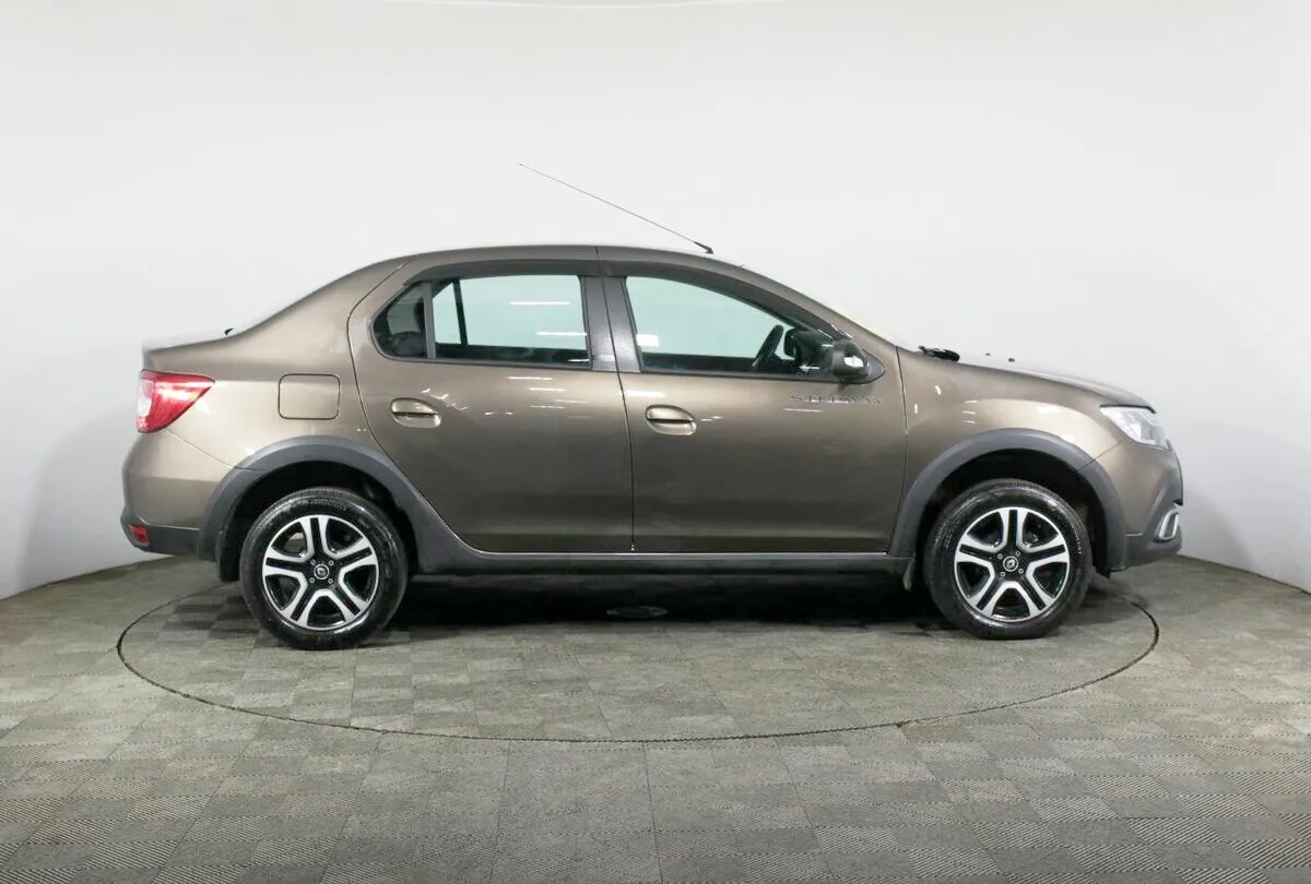 Renault Logan II Рестайлинг · Stepway Drive — фото 3